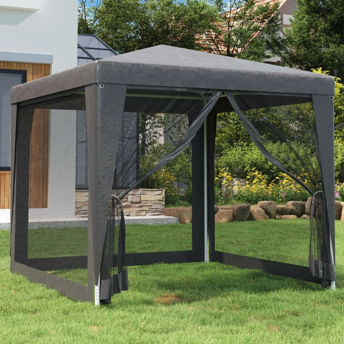 Ein grauer Pavillon mit Maschenseiten auf einem grünen Rasen.