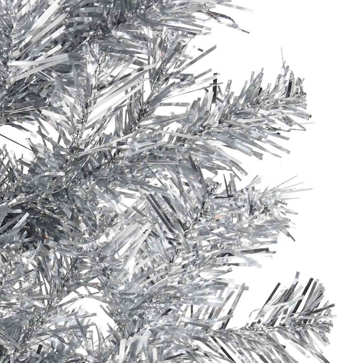 Nahaufnahme von silbernen Lametta-Weihnachtsbaumzweigen. Weißer Hintergrund.