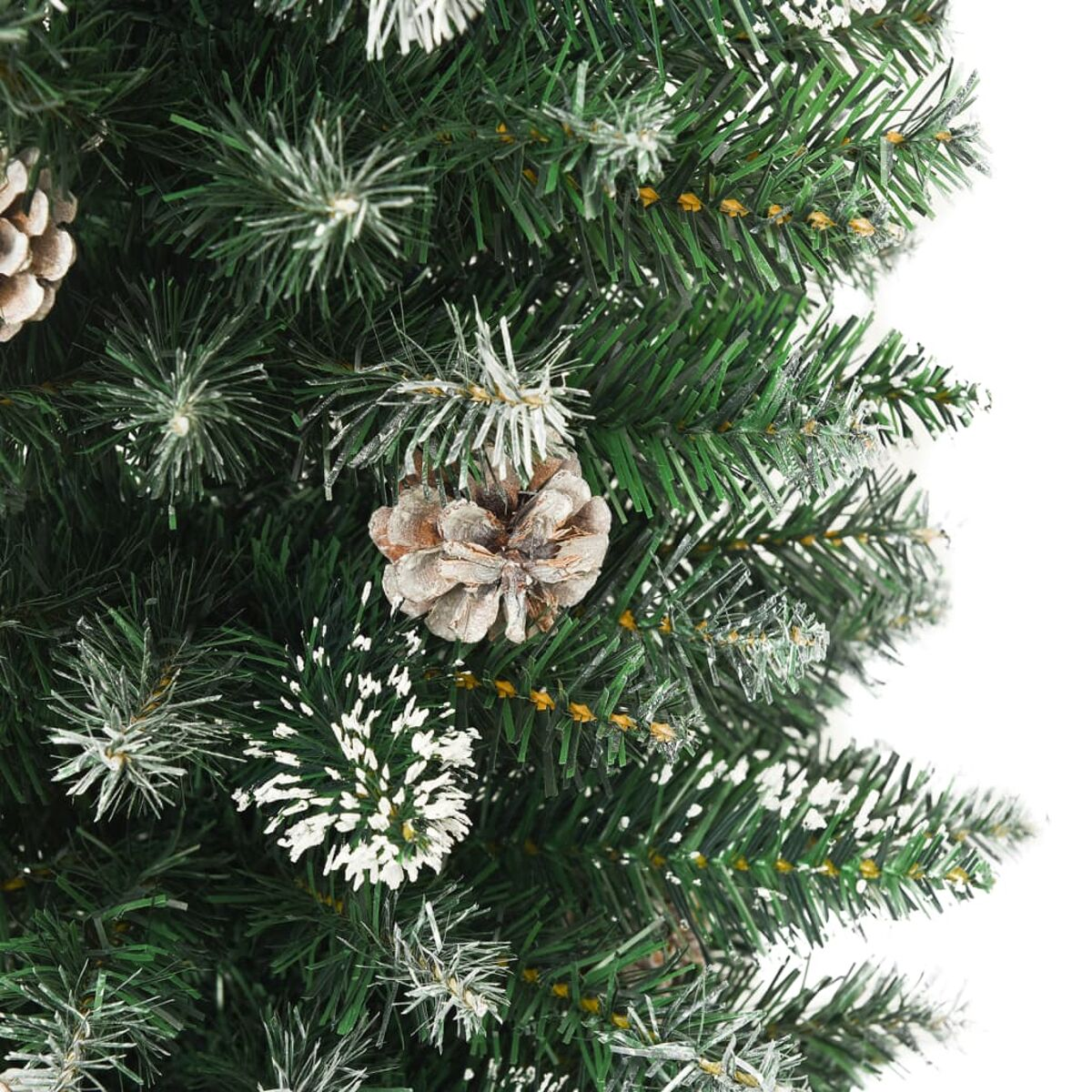 Nahaufnahme eines grünen Weihnachtsbaums mit Tannenzapfen und weißem Frost.