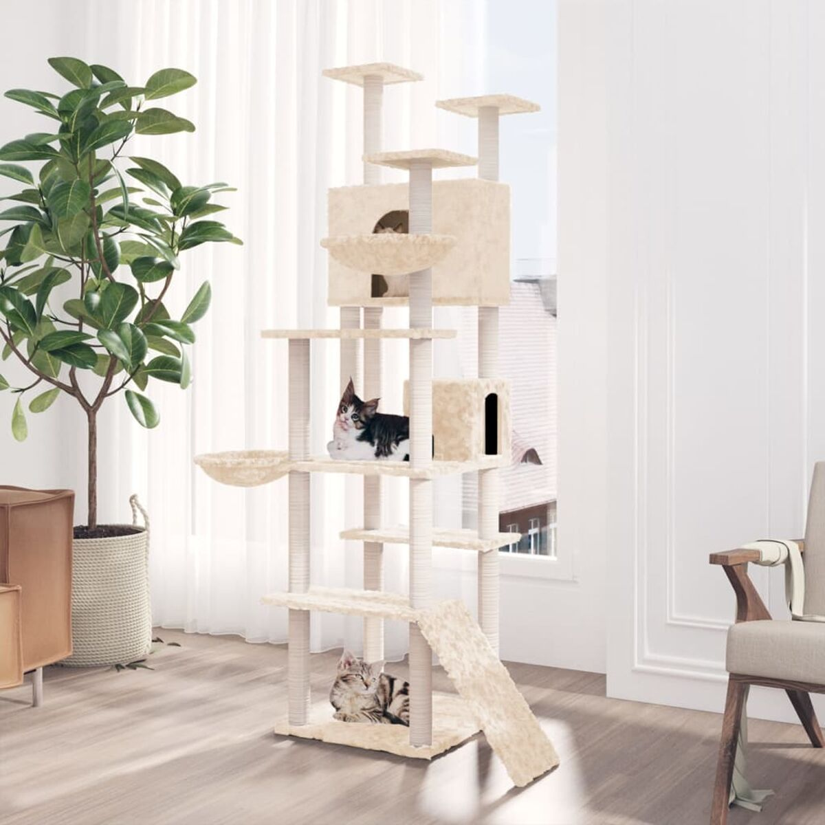 Kratzbaum mit zwei Katzen. Beige, mehrere Plattformen, Kratzbäume. Innenraum mit Pflanze.