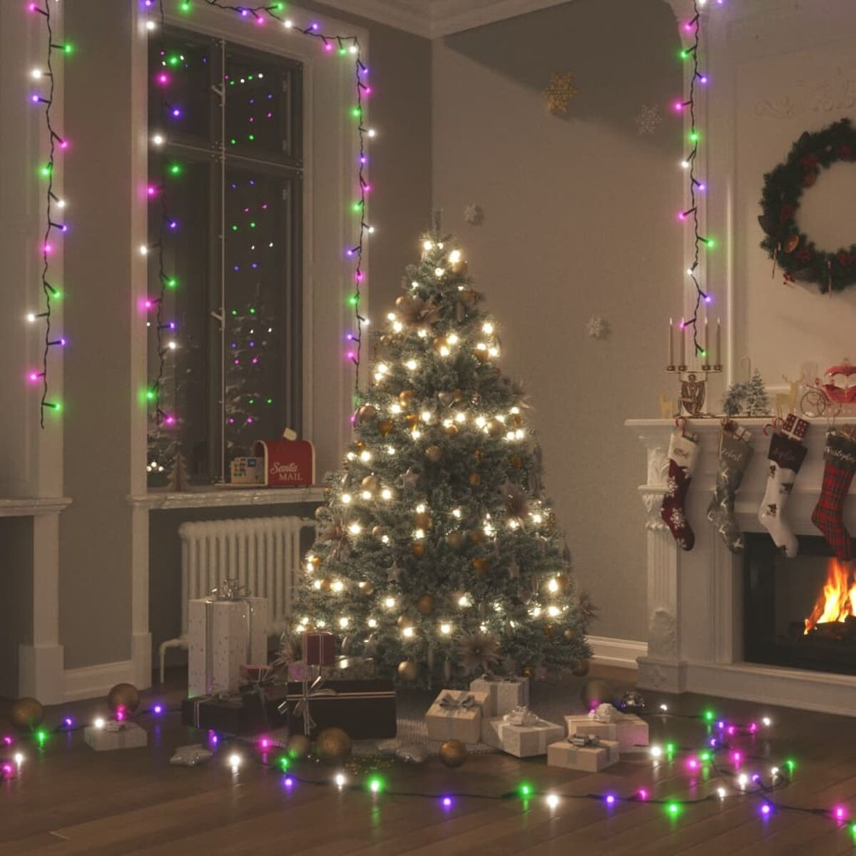Weihnachtsszene: Baum mit Lichtern, Geschenken, Kamin, bunten Lichtern, Kranz, Fenster, Strümpfen und Post.