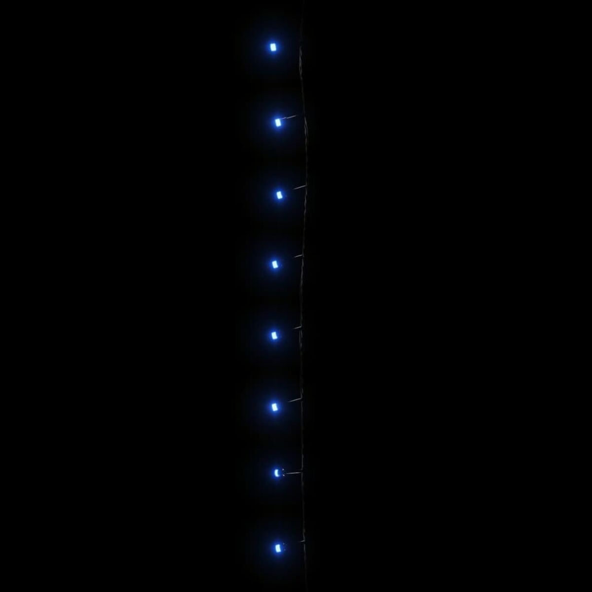 Eine Lichterkette mit blauen LEDs vor schwarzem Hintergrund.