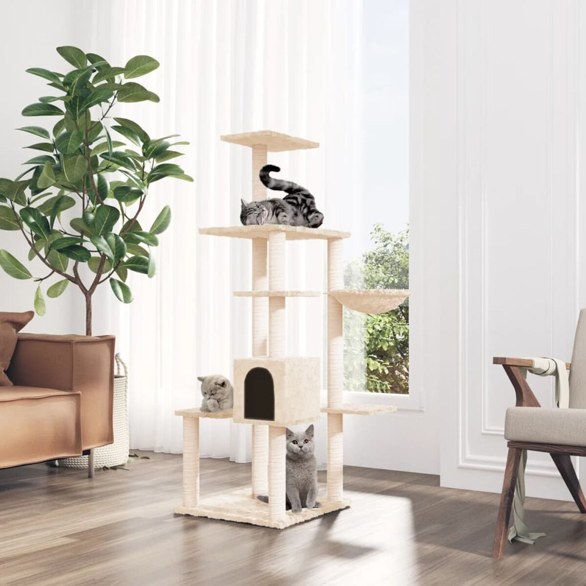 Kratzbaum mit vier Katzen, die auf verschiedenen Ebenen ruhen. Beige Farbschema, in Fensternähe.
