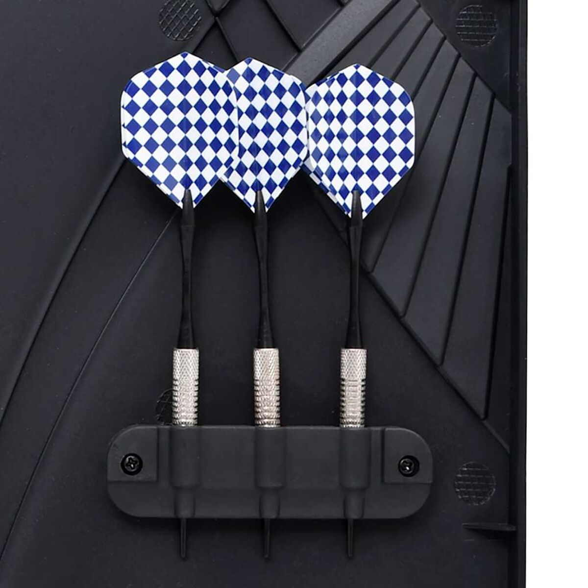 Drei Dartpfeile mit blau-weiß karierten Flights, montiert auf einem schwarzen Halter.