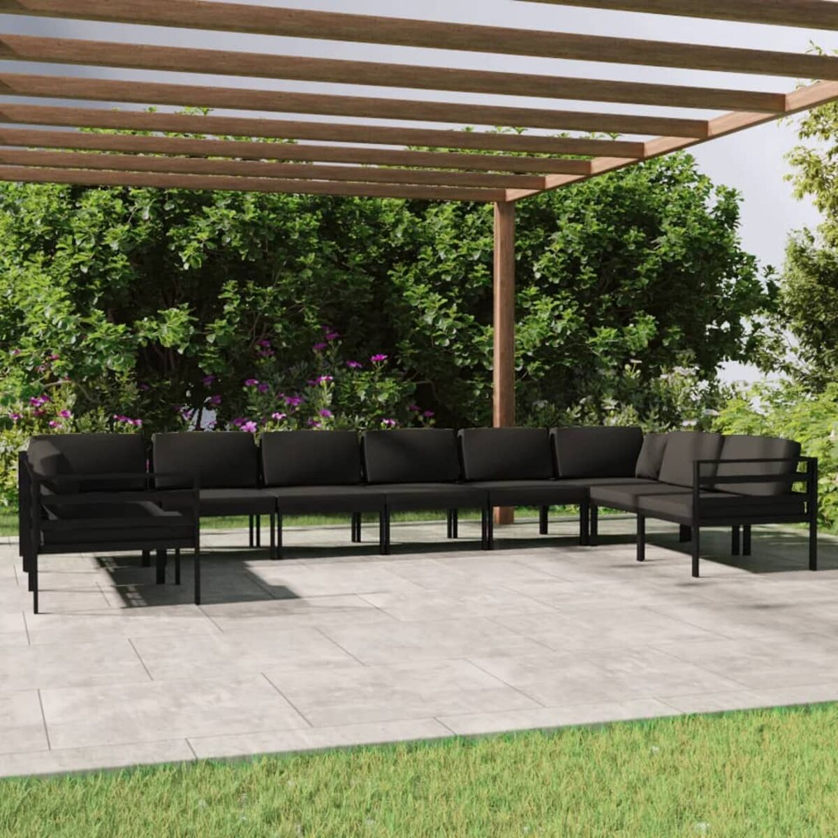 Terrassenmöbel-Set. Enthält ein Ecksofa und einen Tisch unter einer Holzpergola.