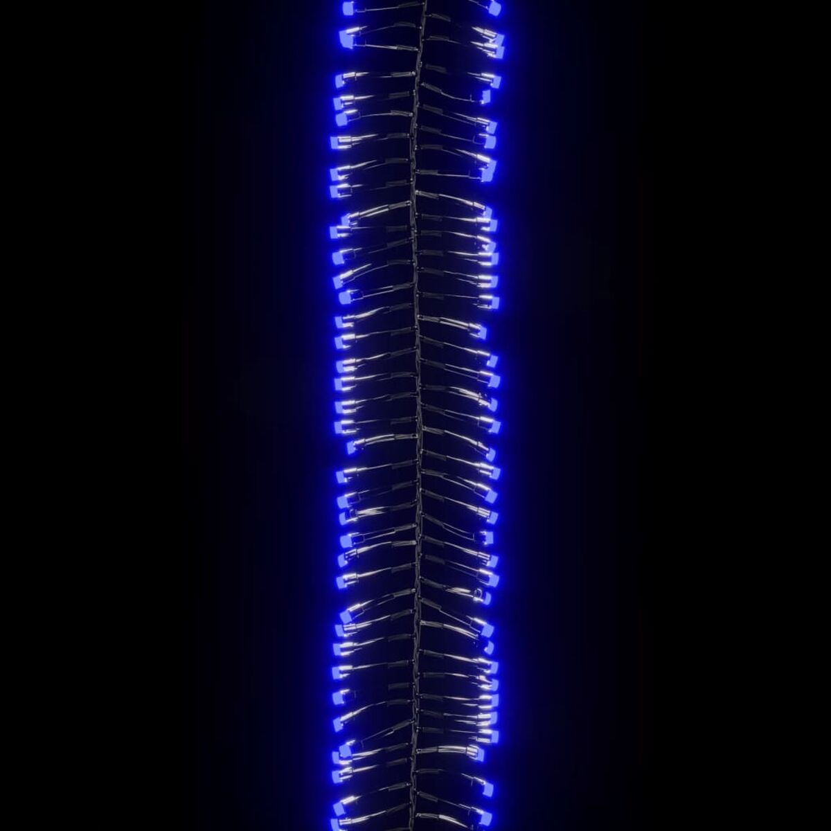 Blaue Weihnachtsbeleuchtung in gerader Linie vor schwarzem Hintergrund.