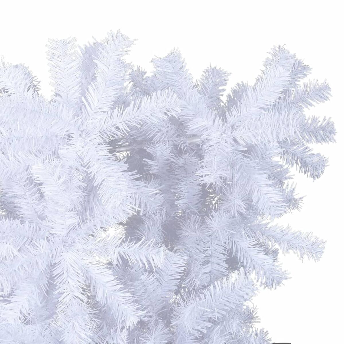Nahaufnahme von weißen künstlichen Weihnachtsbaumzweigen, mit dichtem, vollem Aussehen.