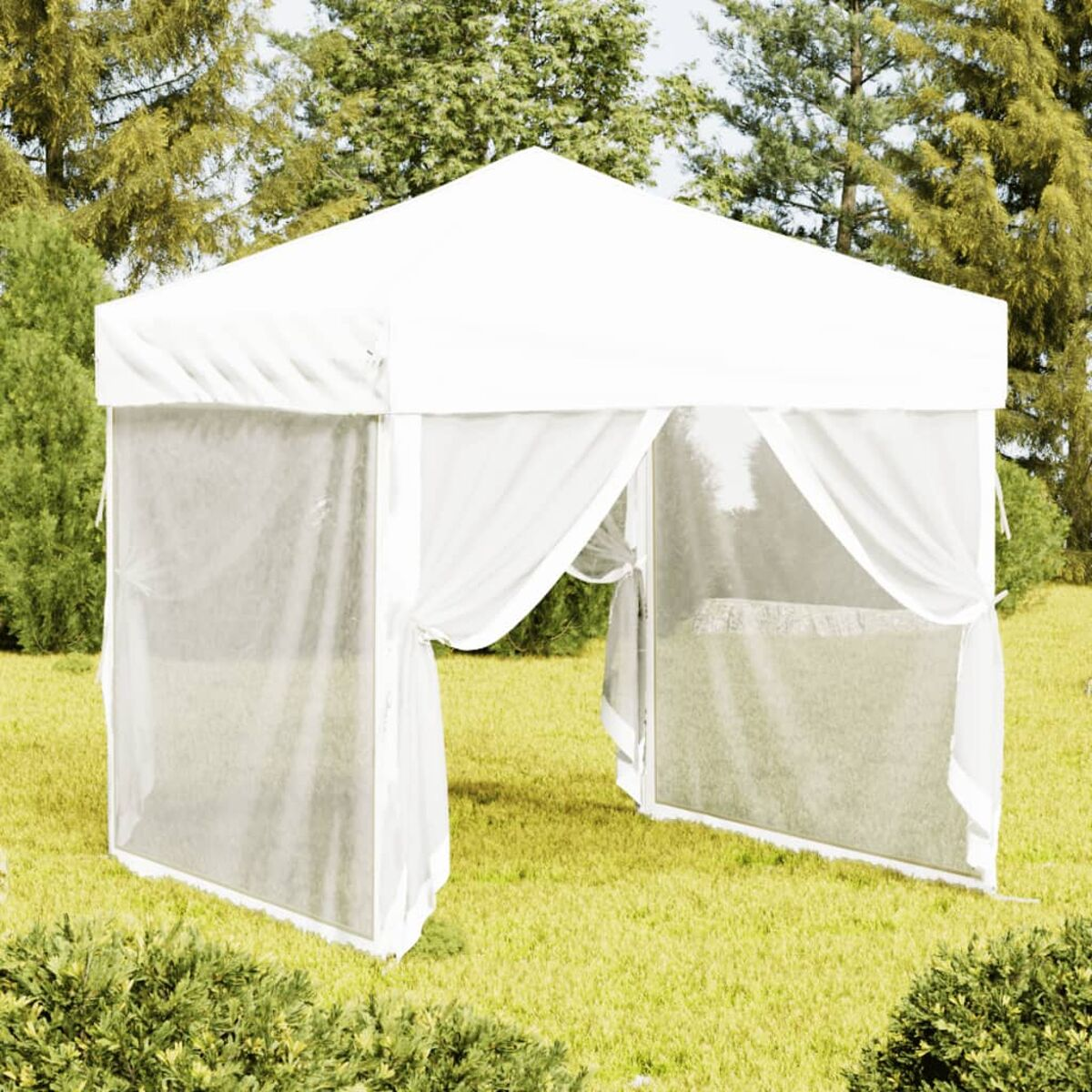 Weißer Pavillon mit Maschenseiten auf Gras, umgeben von Büschen, bietet Schutz im Freien.