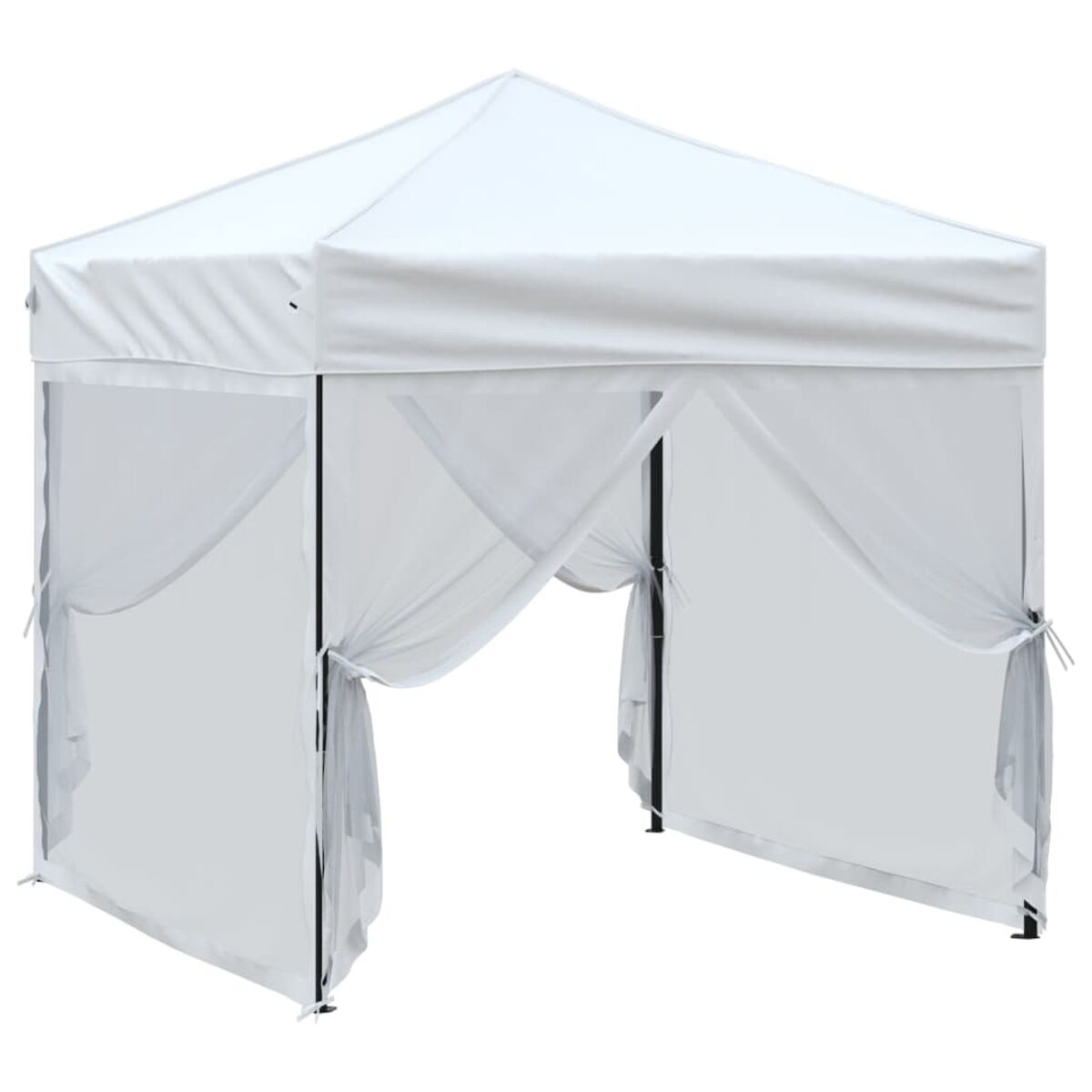 Ein weißer Pavillon mit weißen Vorhängen. Er hat ein Spitzdach und ist vorne offen.