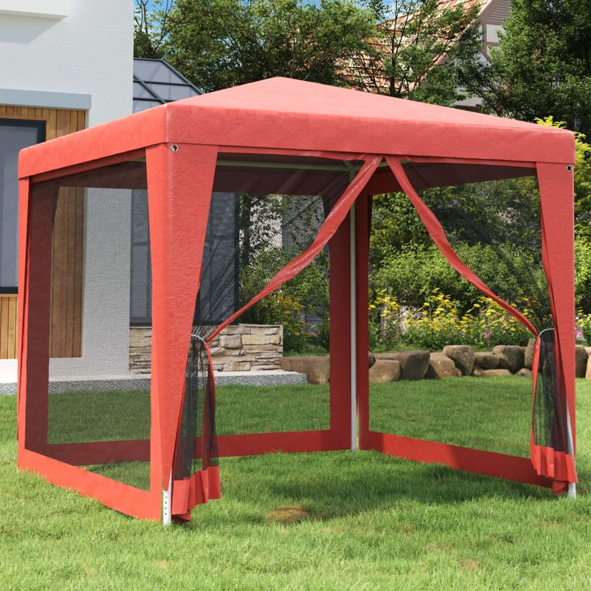 Roter Pavillon mit schwarzen Netzwänden und Vorhängen, auf Gras gestellt.