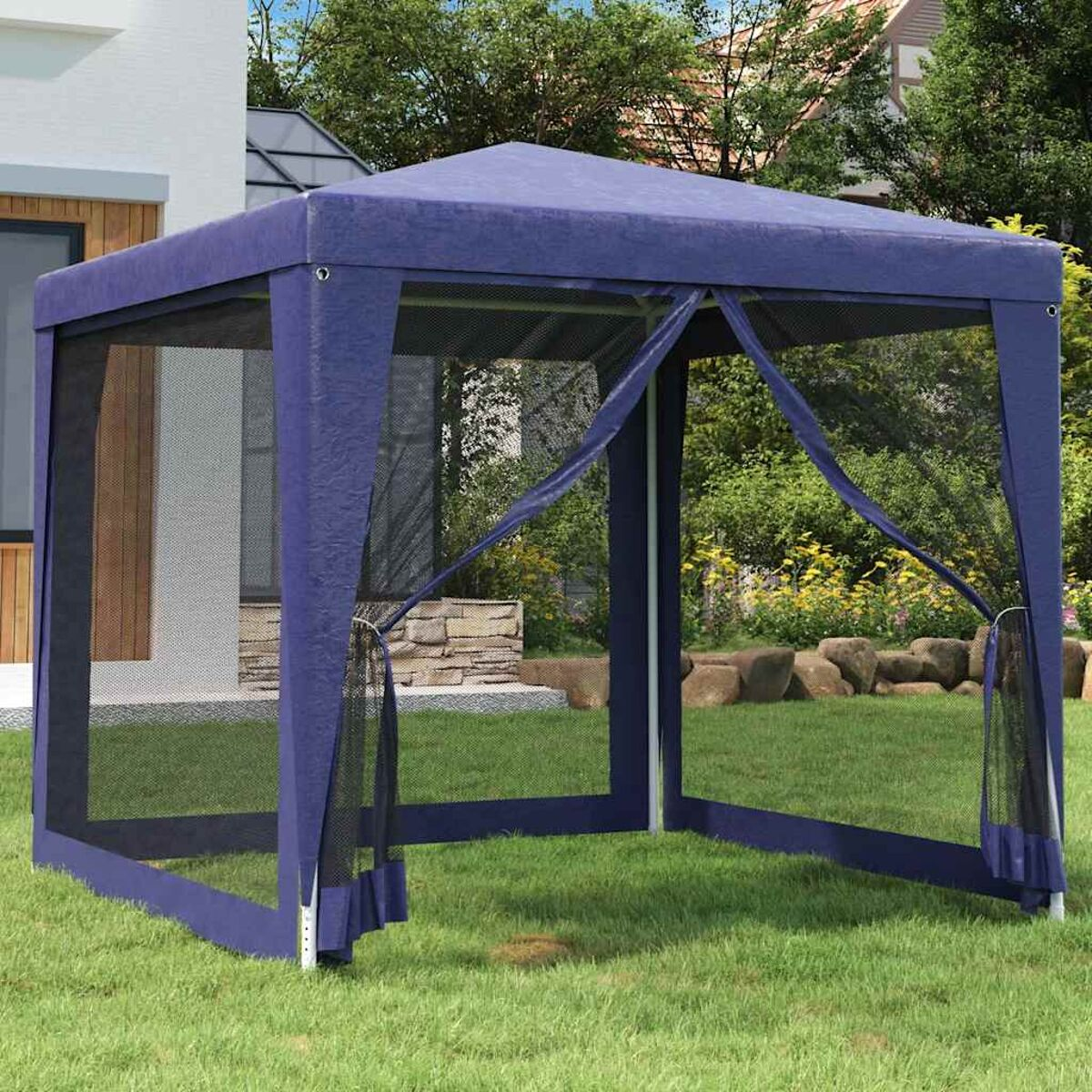 Blauer Pavillon mit Gitternetzseiten und Vorhängen auf Rasen, weißer Hintergrund.