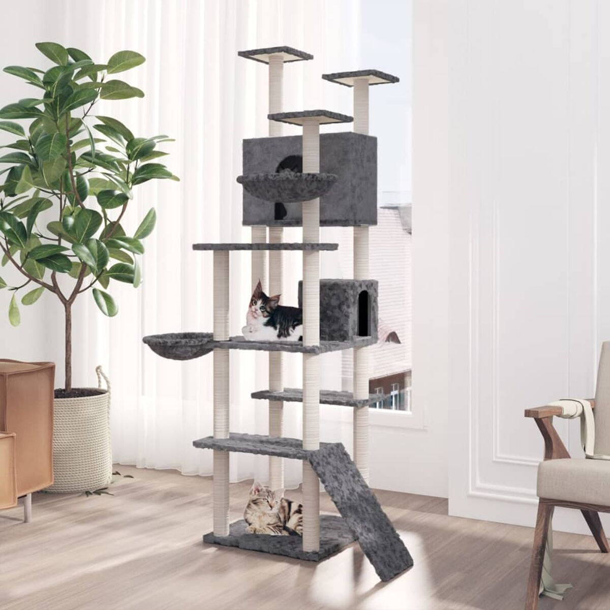 Katzenbaum mit mehreren Ebenen, zwei Katzen und einer Pflanze. Weißer Hintergrund.