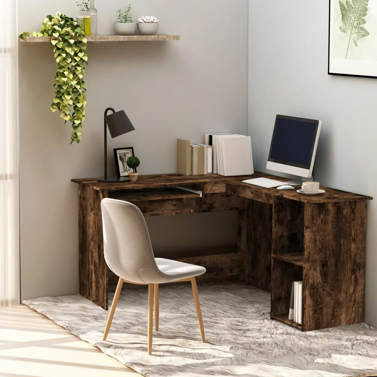 L-förmiger Holzschreibtisch mit Stuhl, Pflanze und Lampe. Dunkelbraune Farbe.