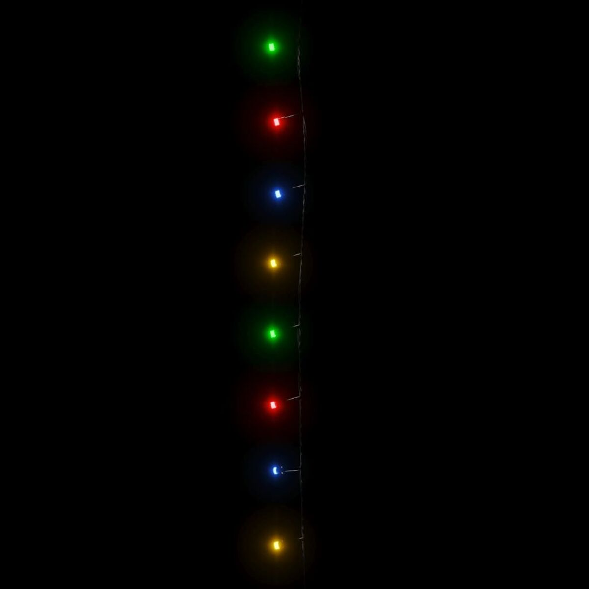 Lichterkette mit bunten LEDs auf dunklem Hintergrund. Verschiedene Farben.