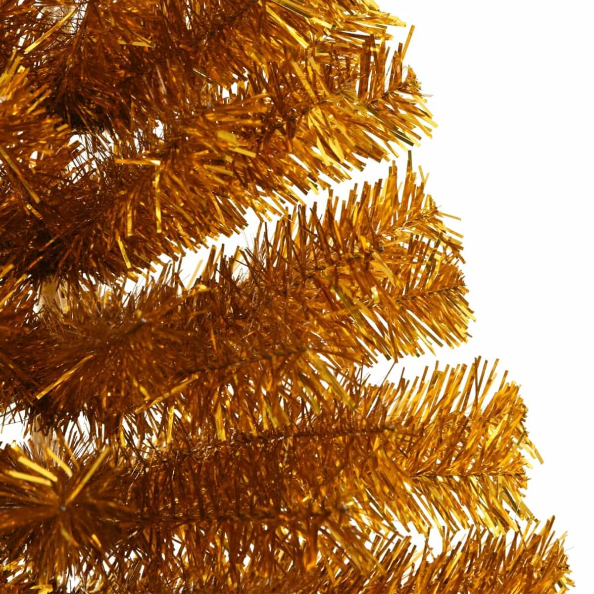 Nahaufnahme von goldenen künstlichen Weihnachtsbaumzweigen vor weißem Hintergrund.