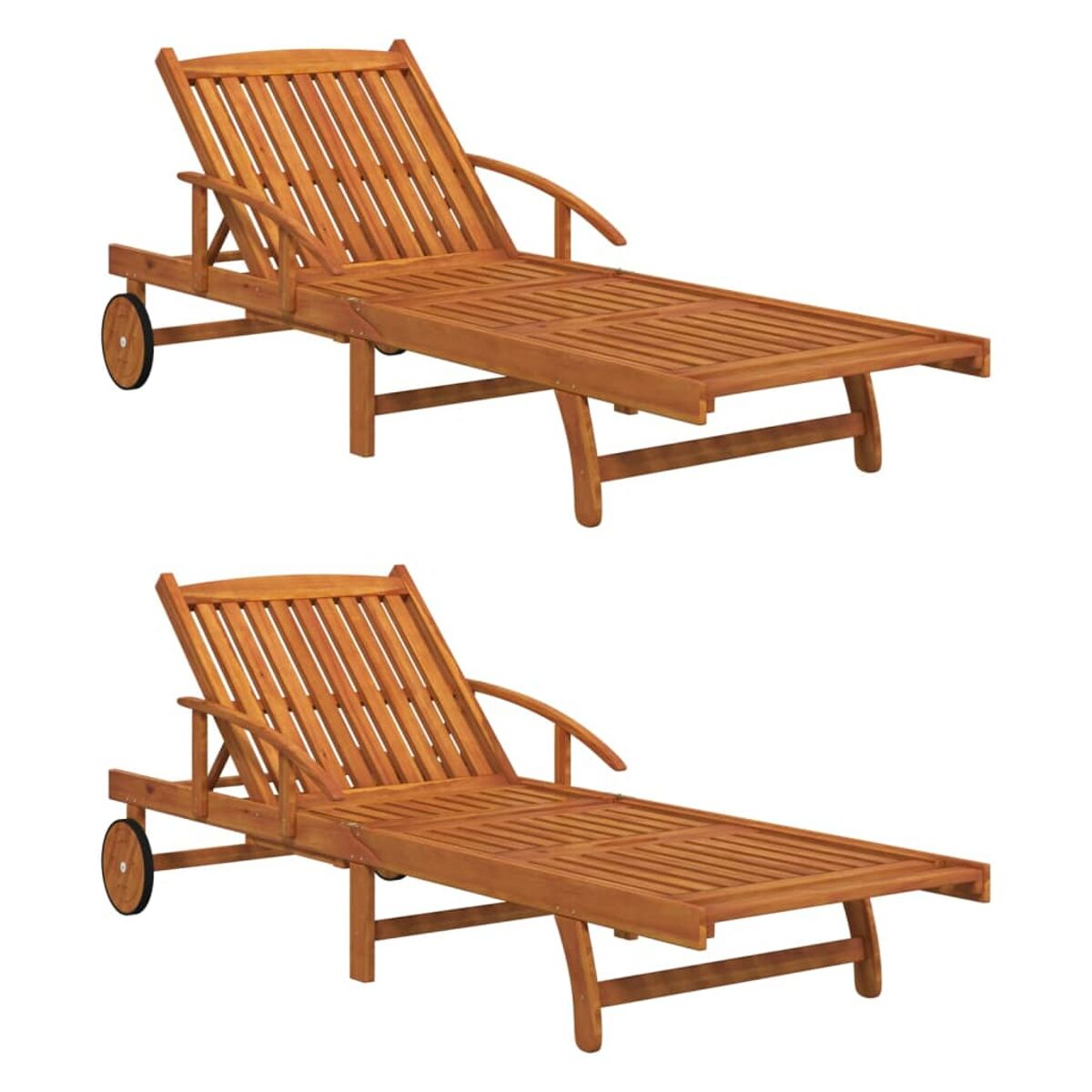 Zwei Liegestühle aus Holz mit Rädern. Sie haben Lattenrücken und Armlehnen. Umgebung im Freien.
