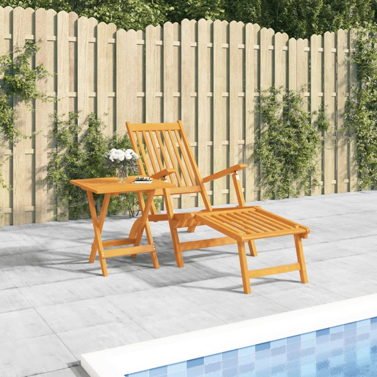 Ein Holz-Terrassenset mit Stuhl, Fußstütze und Tisch neben einem Pool.