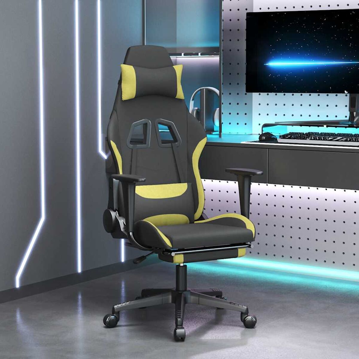 Sedia da gaming nera e gialla in una sala giochi. Luci al neon sullo sfondo.