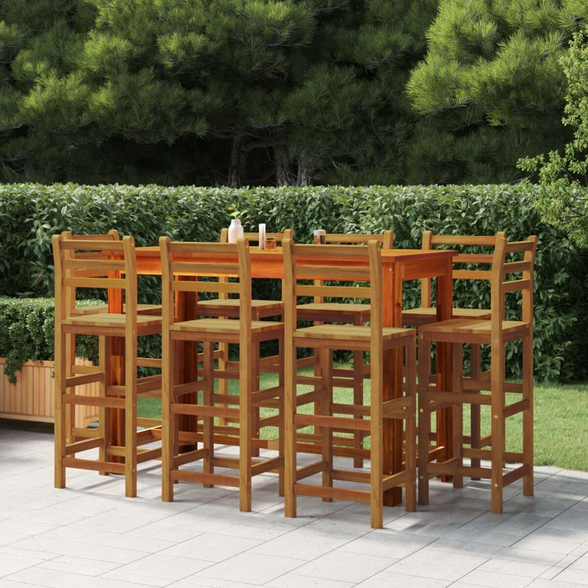 Bartisch aus Holz mit sechs Barhockern im Freien.