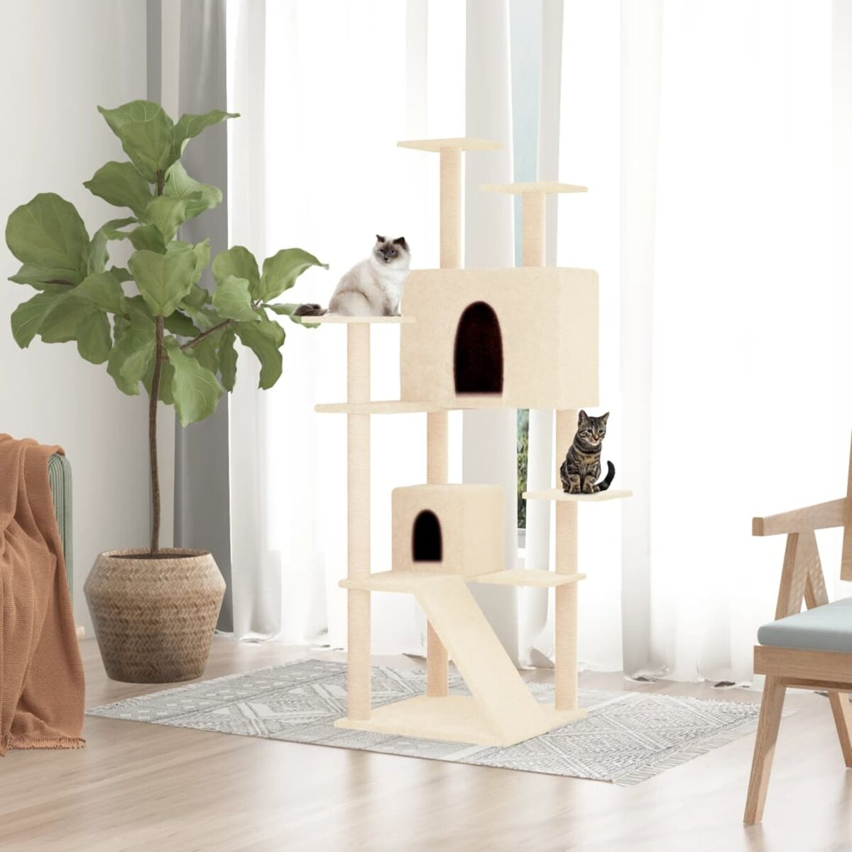 Ein Katzenbaum mit zwei Katzen. Beige und cremefarben mit einer Pflanze im Hintergrund.