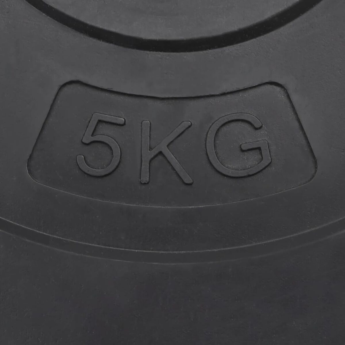 Schwarze Hantelscheibe mit '5KG' als Prägetext. Die Scheibe ist kreisförmig.