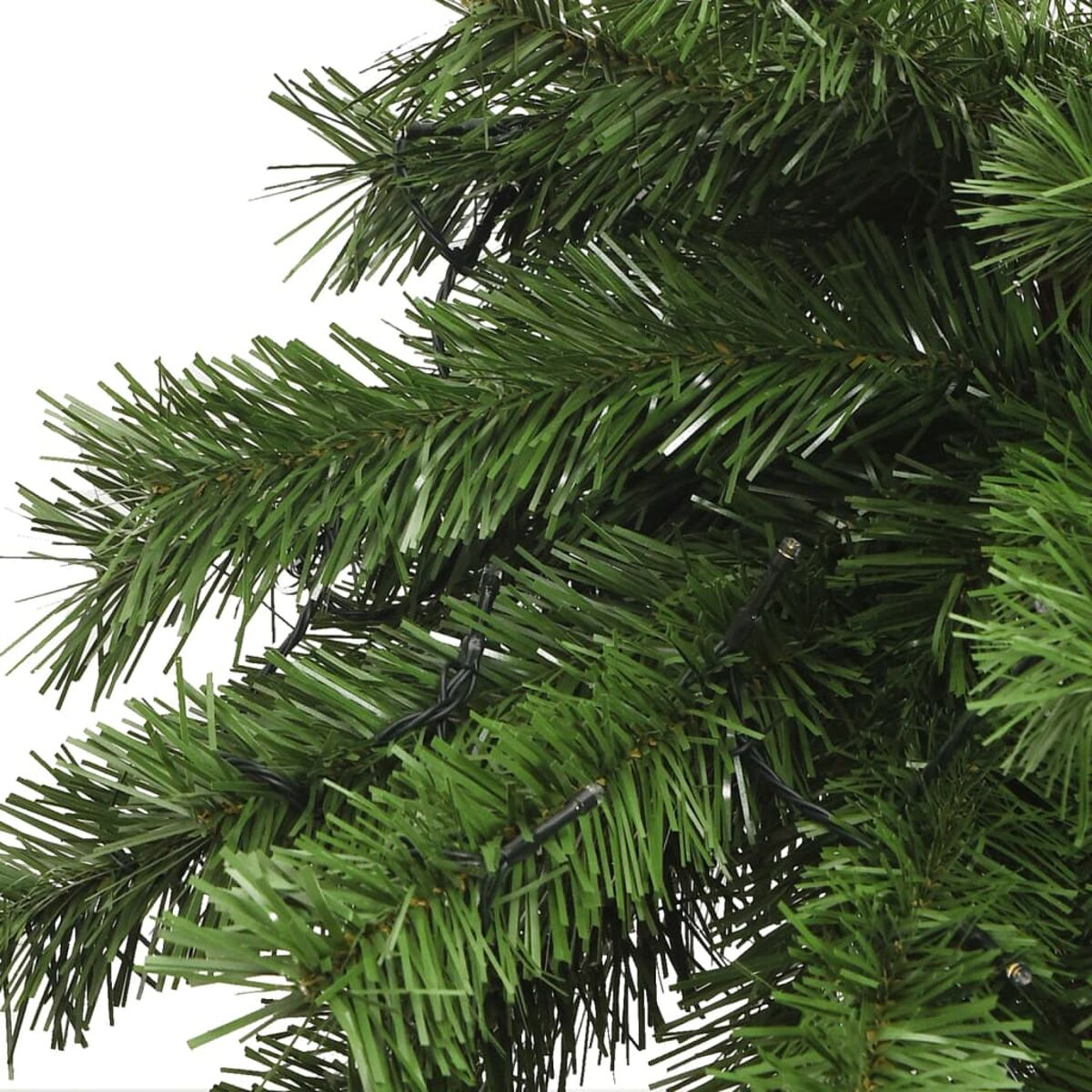 Nahaufnahme von grünen Weihnachtsbaum-Nadeln mit kleinen schwarzen Lichterketten.