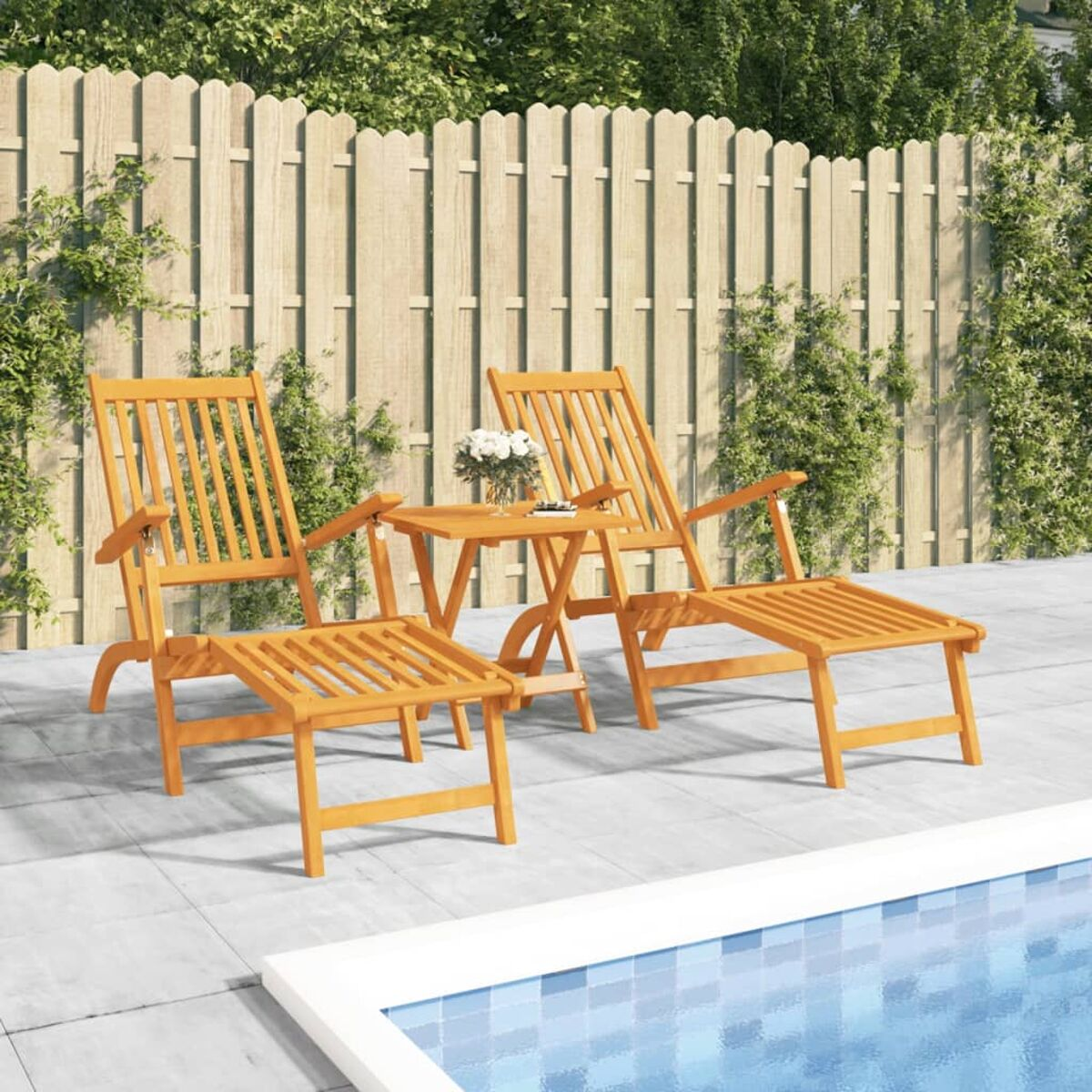 Eine Außenszene mit Holzstühlen, einem Tisch und einem Pool. Die Stühle sind in der Nähe des Pools angeordnet.