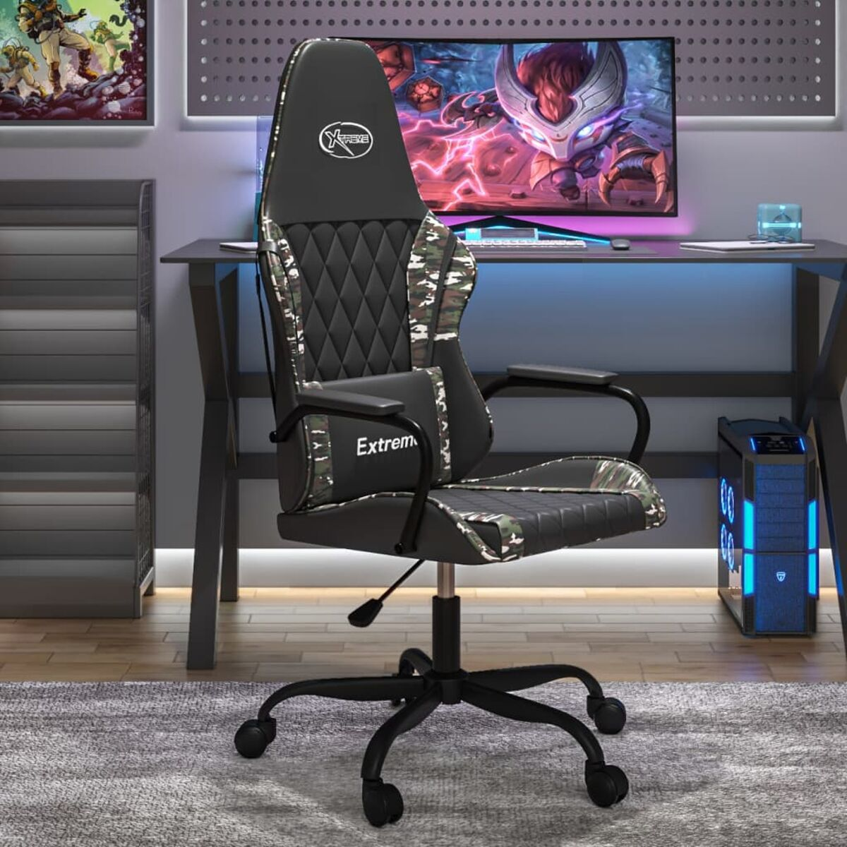 Ein Gaming-Stuhl mit Camouflage-Akzenten und schwarzem Gestell. Ein Schreibtisch mit Monitor und PC dahinter.
