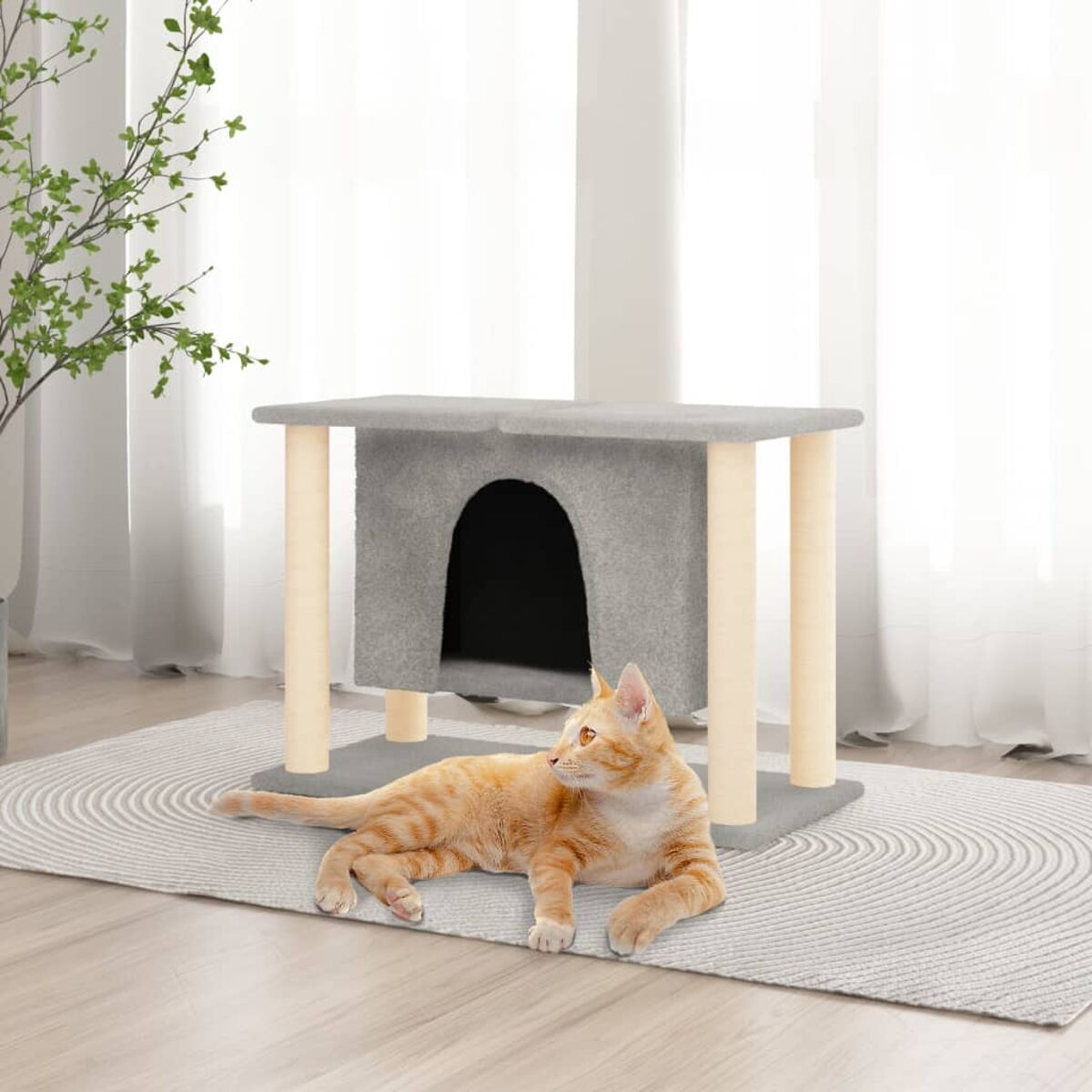 Katze mit Katzenbaum. Orange Katze liegt neben grauem Katzenbaum mit Höhle.