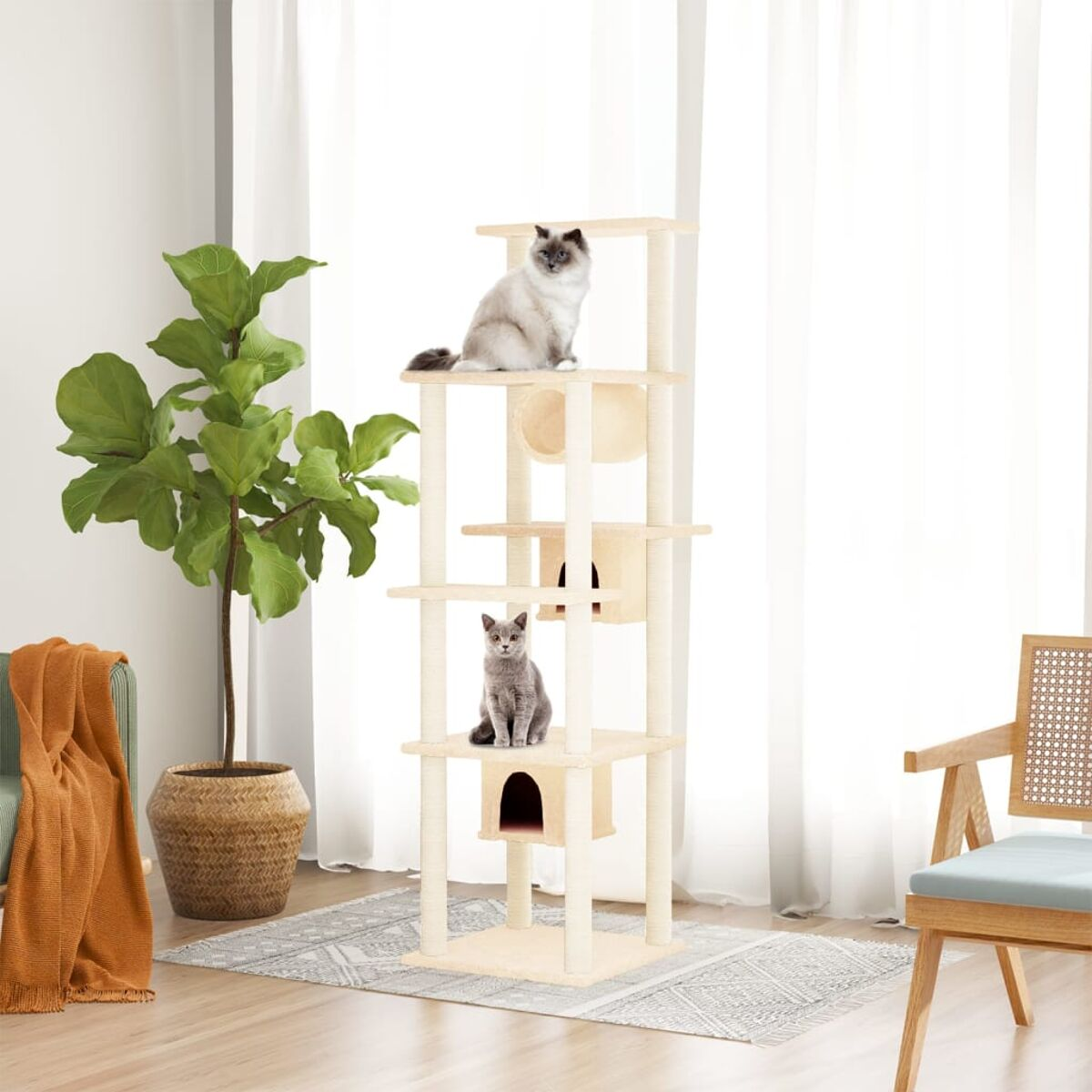 Zwei Katzen auf einem Katzenbaum. Eine oben, die andere auf einer unteren Ebene.