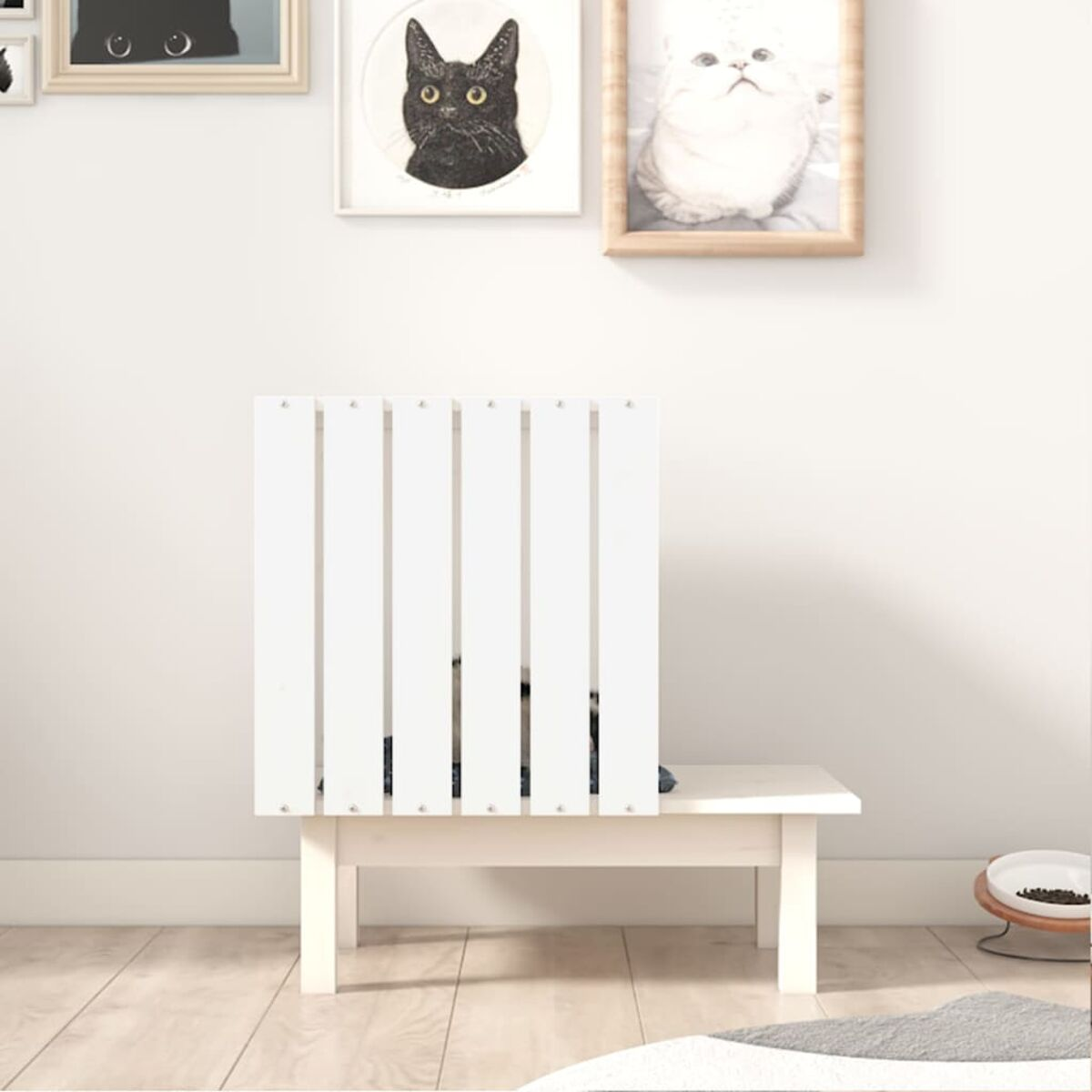 Katzenmöbel, weißes Holz. Katze versteckt sich hinter den Paneelen. Katzenbilder an der Wand.
