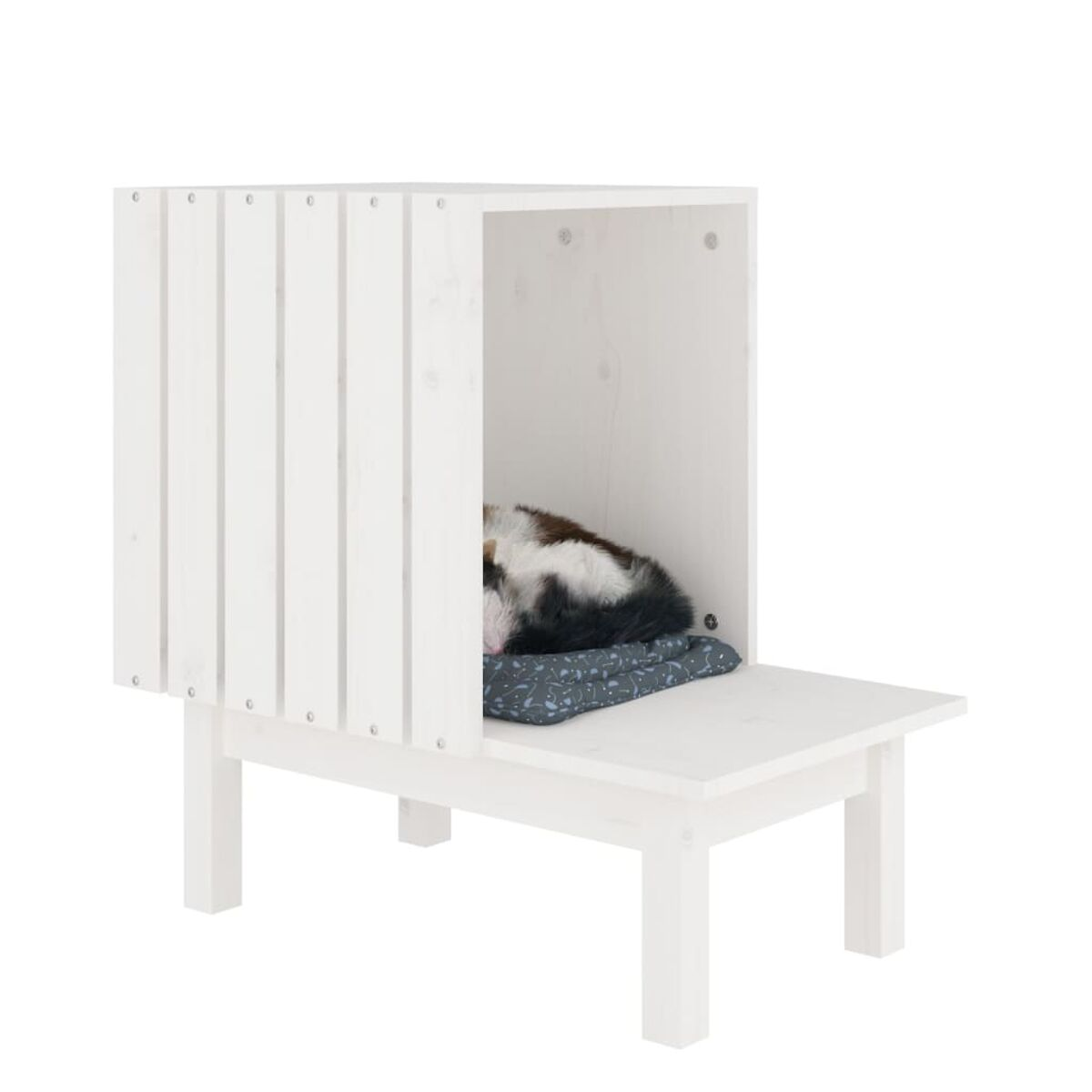 Weißes Hundehäuschen mit Bett. Es steht auf einer weißen Oberfläche.