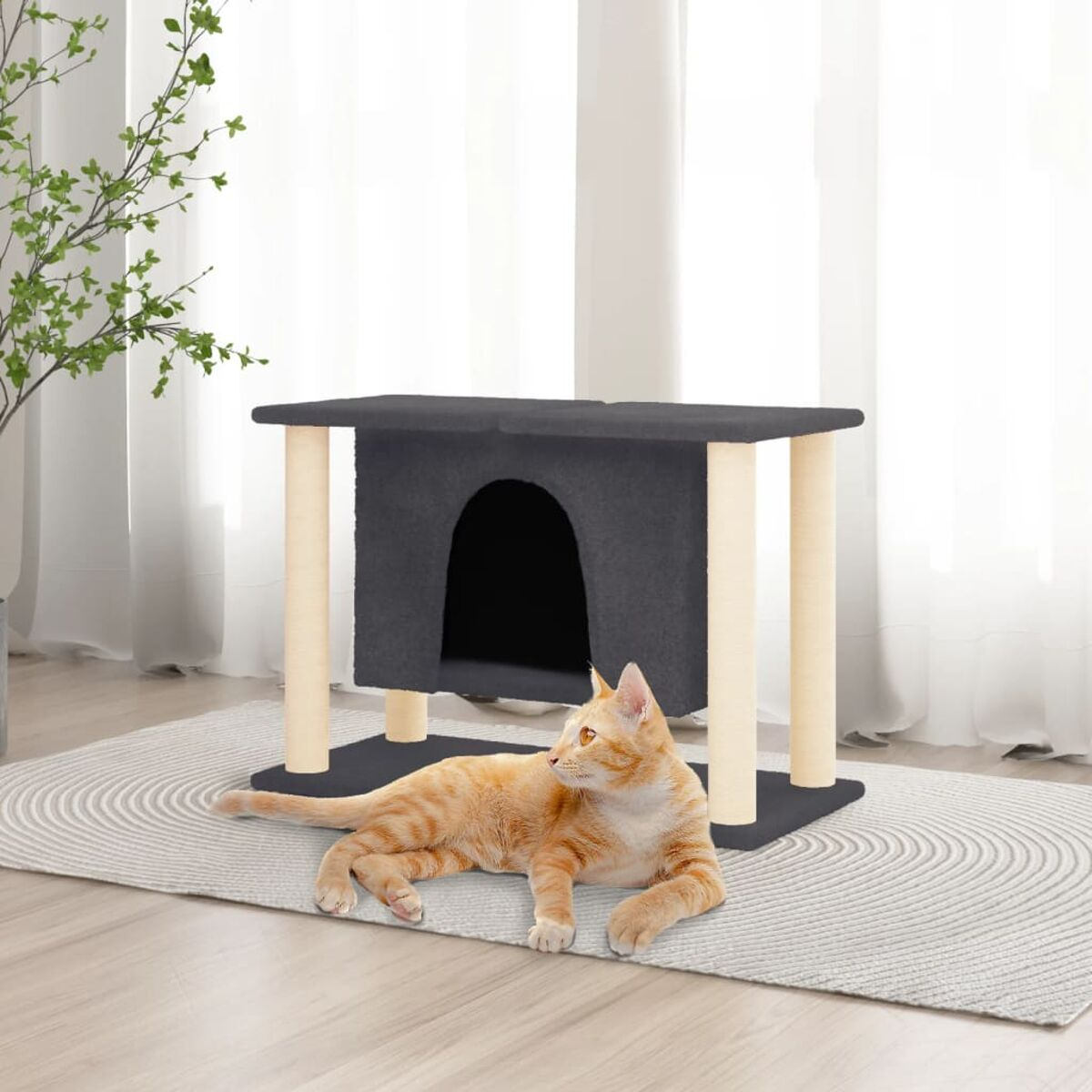 Orange Katze liegt neben einem Katzenturm auf einem gemusterten Teppich. Der Turm ist schwarz.