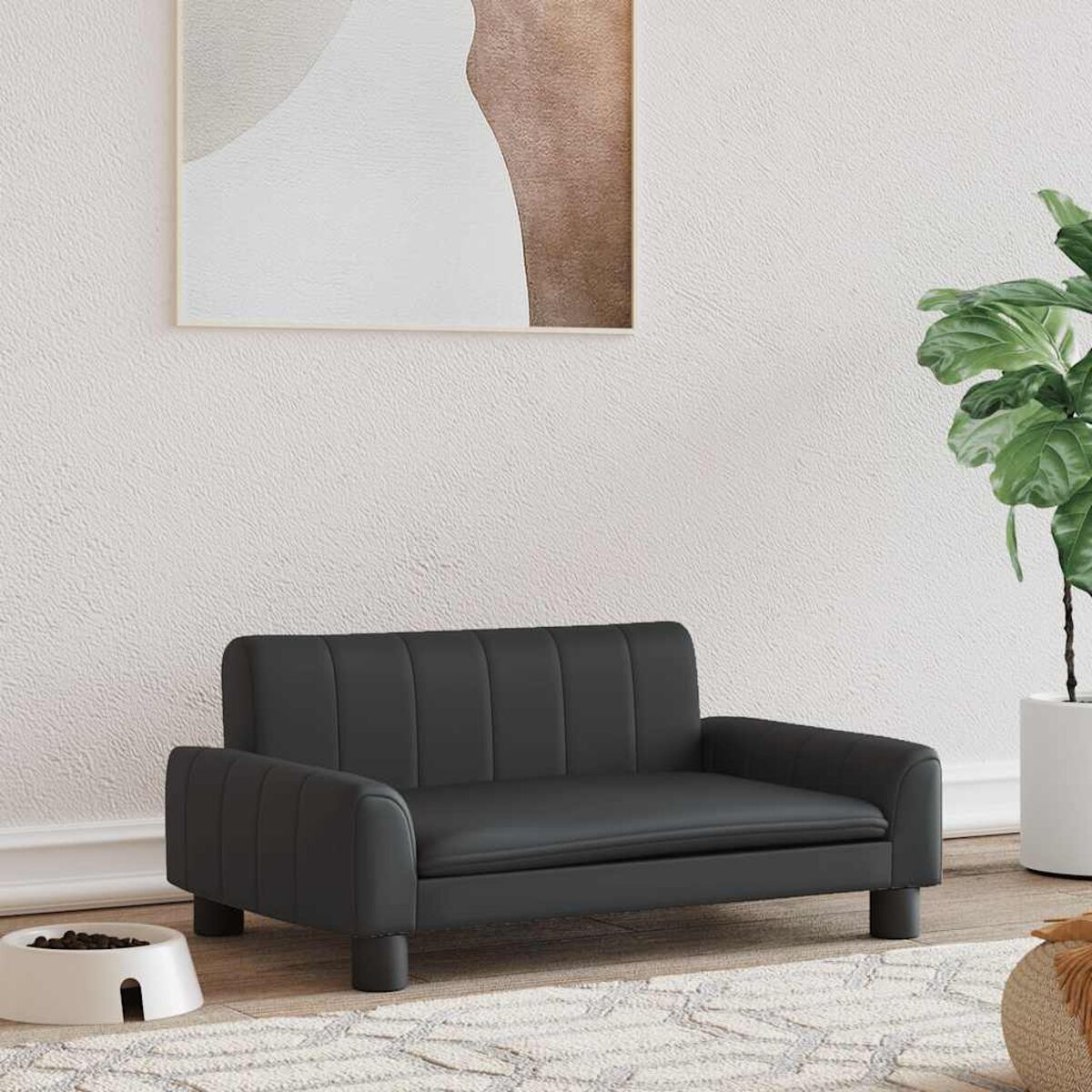 Schwarzes modernes Haustiersofa. Es hat einen grauen Teppich, eine weiße Schüssel und eine Pflanze.