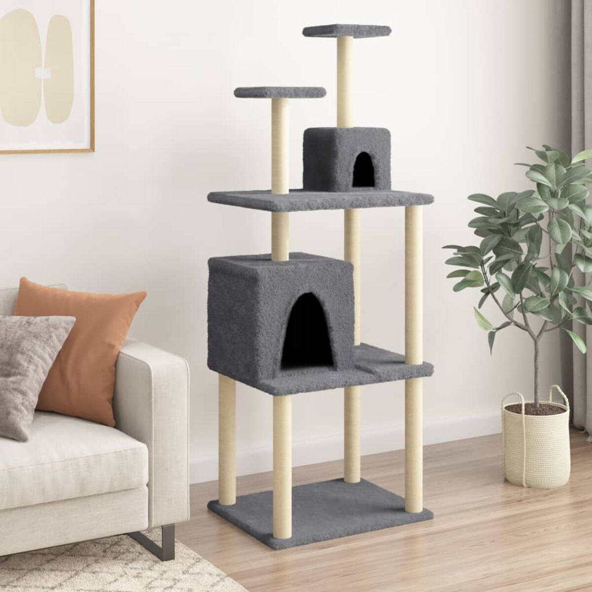 Ein hoher Katzenbaum mit Haus, Plattformen und Kratzbäumen steht in einem Raum.