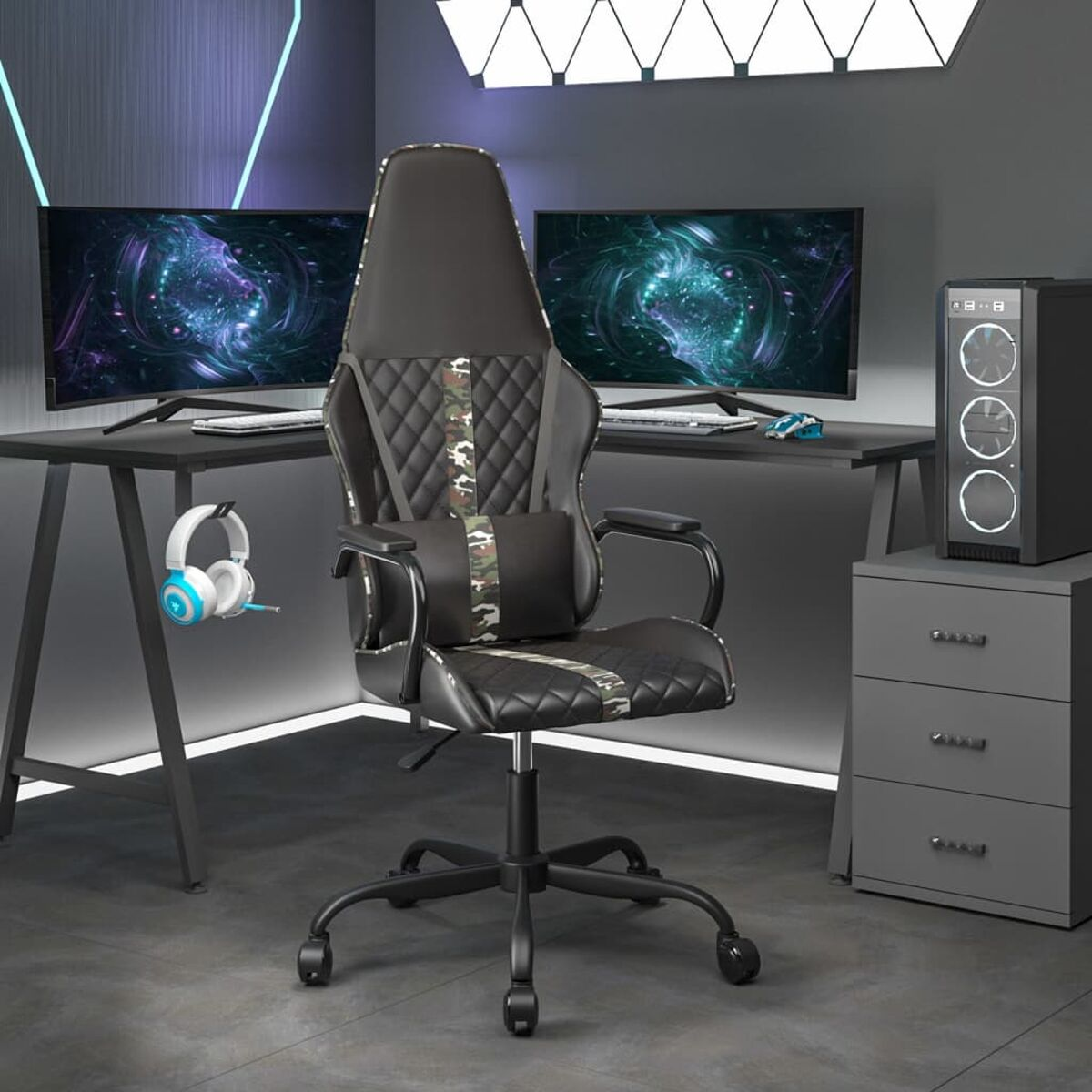 Gaming-Stuhl in einem Gaming-Setup. Schwarz, Camouflage-Design. Monitore, PC, Kopfhörer im Hintergrund.