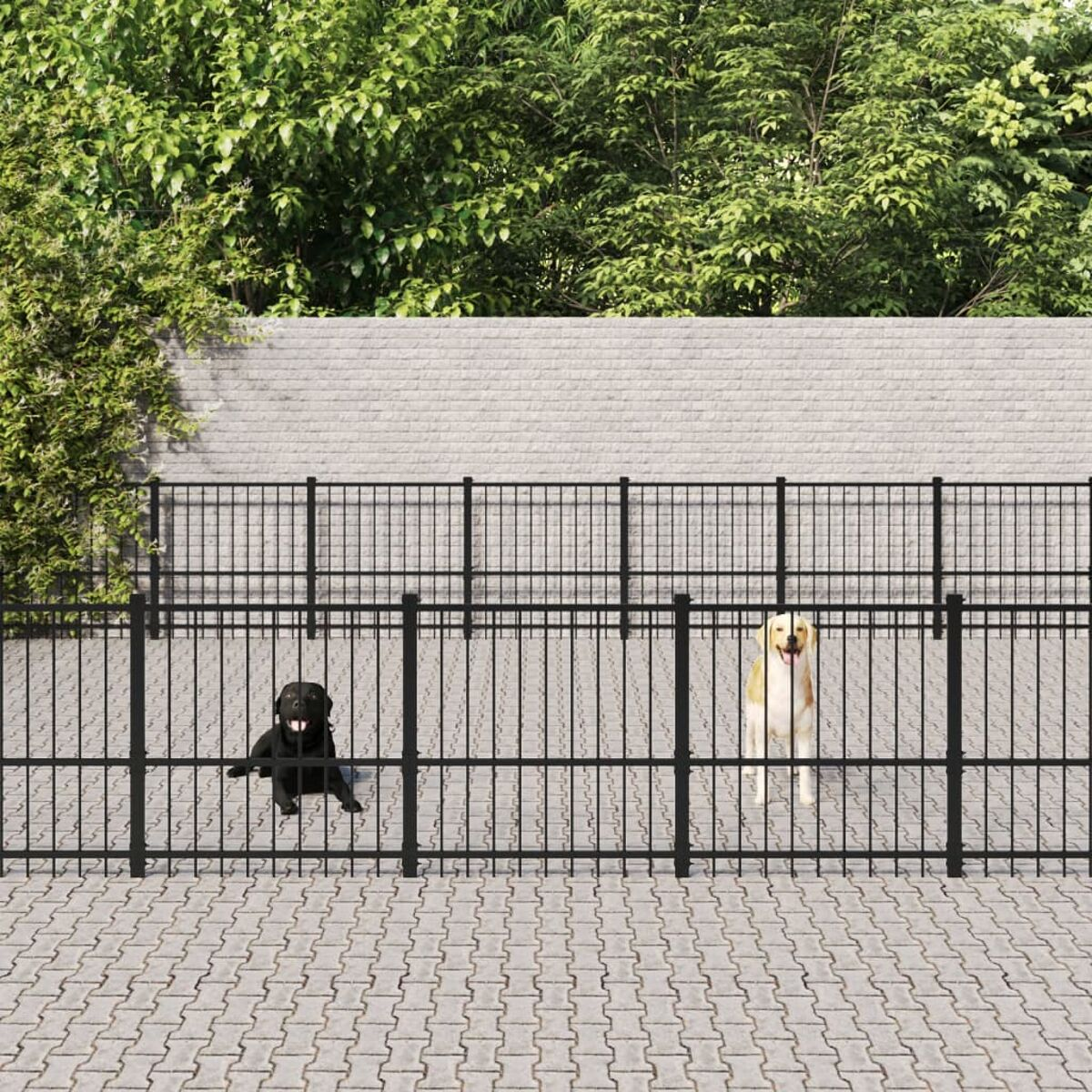 Schwarzer Metall-Hundezaun mit zwei Hunden dahinter, Ziegelgrund und grünem Hintergrund.