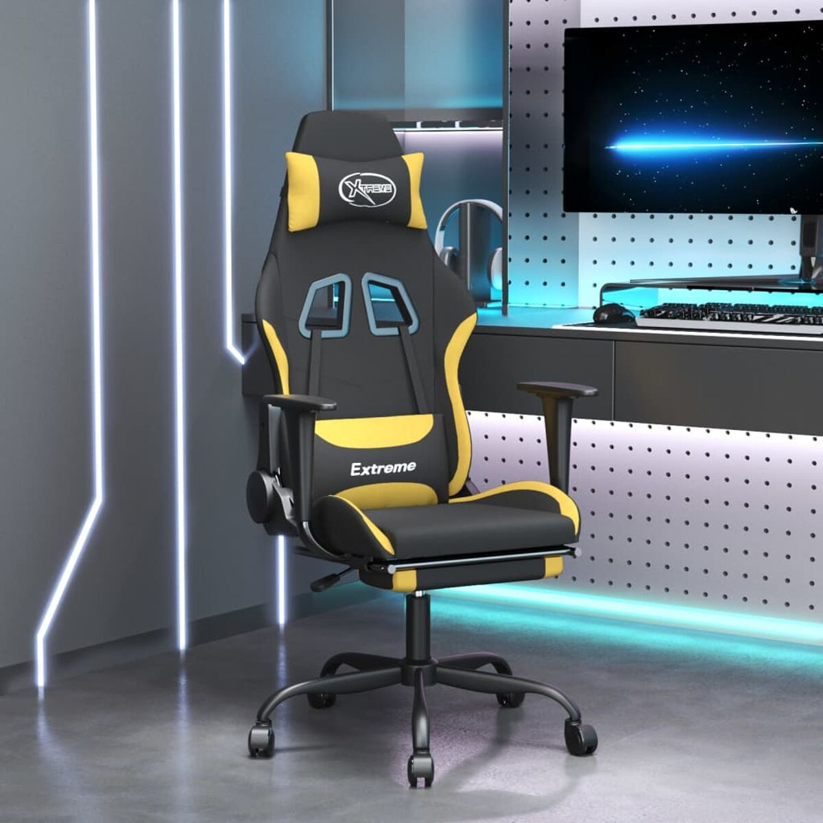 Ein schwarz-gelber Gaming-Stuhl. Der Stuhl hat eine Kopfstütze, Armlehnen und eine Fußstütze.