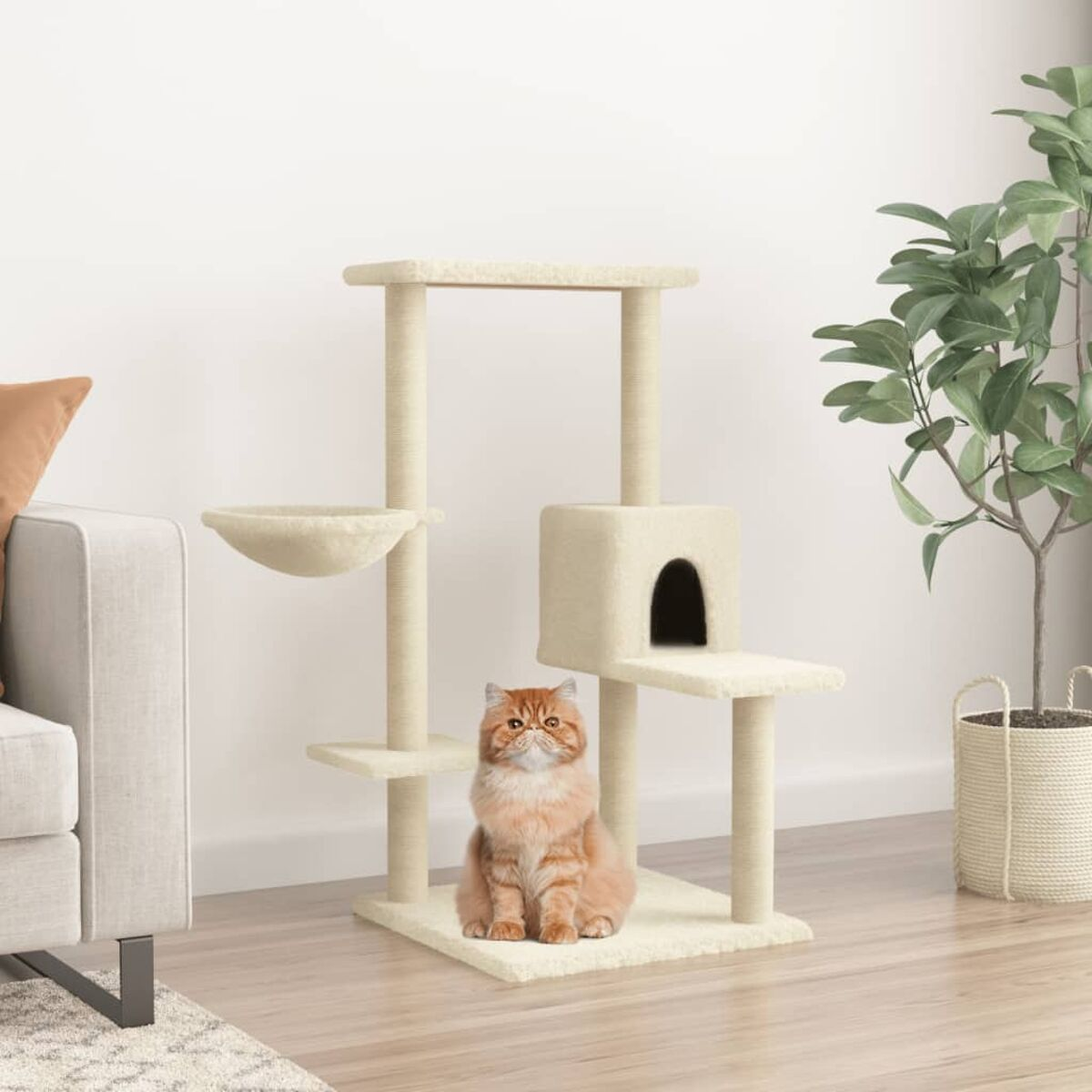 Katzenbaum mit Katze darauf. Katze ist orange mit einem beige-weißen Katzenbaum.