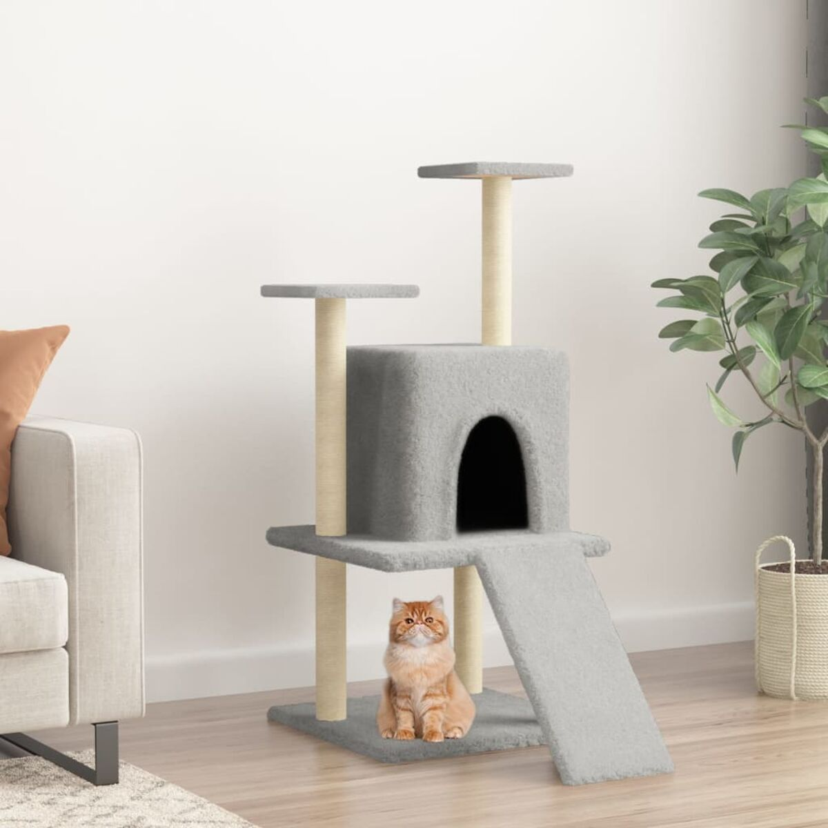 Katzenbaum mit grauen Plattformen und Katze.