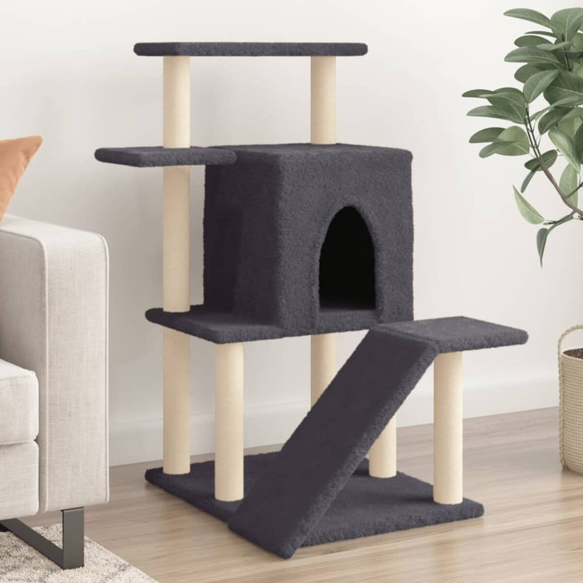 Ein dunkelgrauer Katzenbaum mit mehreren Plattformen, einem Haus und einer Rampe, drinnen aufgestellt.
