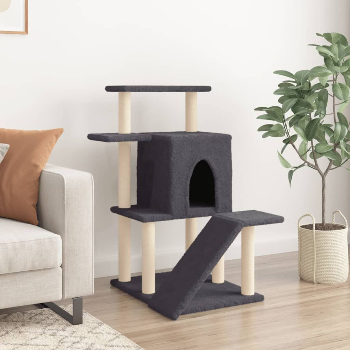 Katzenbaum mit mehreren Ebenen, dunkelgraue Farbe, in einer Raumeinstellung, mit Pflanze und Sofa.