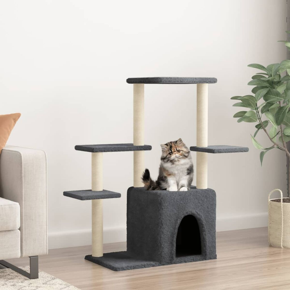 Katzenbaum mit Katze. Grauer Katzenbaum mit Ebenen und beigen Pfosten. Katze sitzt oben.
