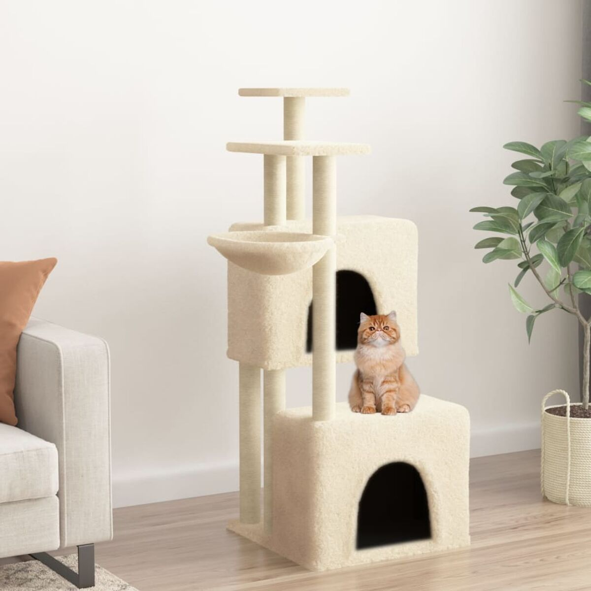 Ein Katzenbaum mit einer Katze, die auf der zweiten Ebene sitzt.