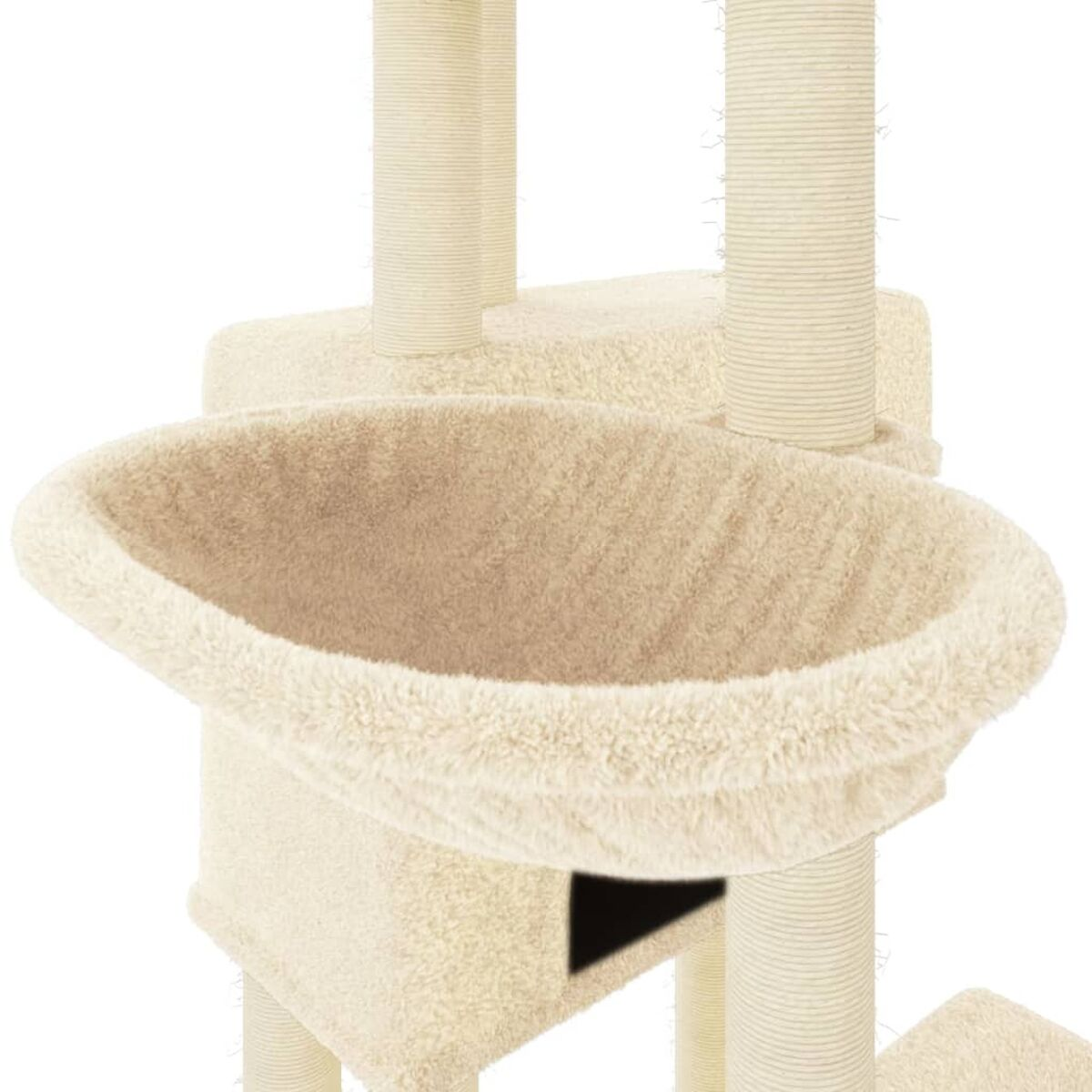 Ein Katzenturm mit Plüschbett und Kratzbäumen. Beige Farbe vor weißem Hintergrund.