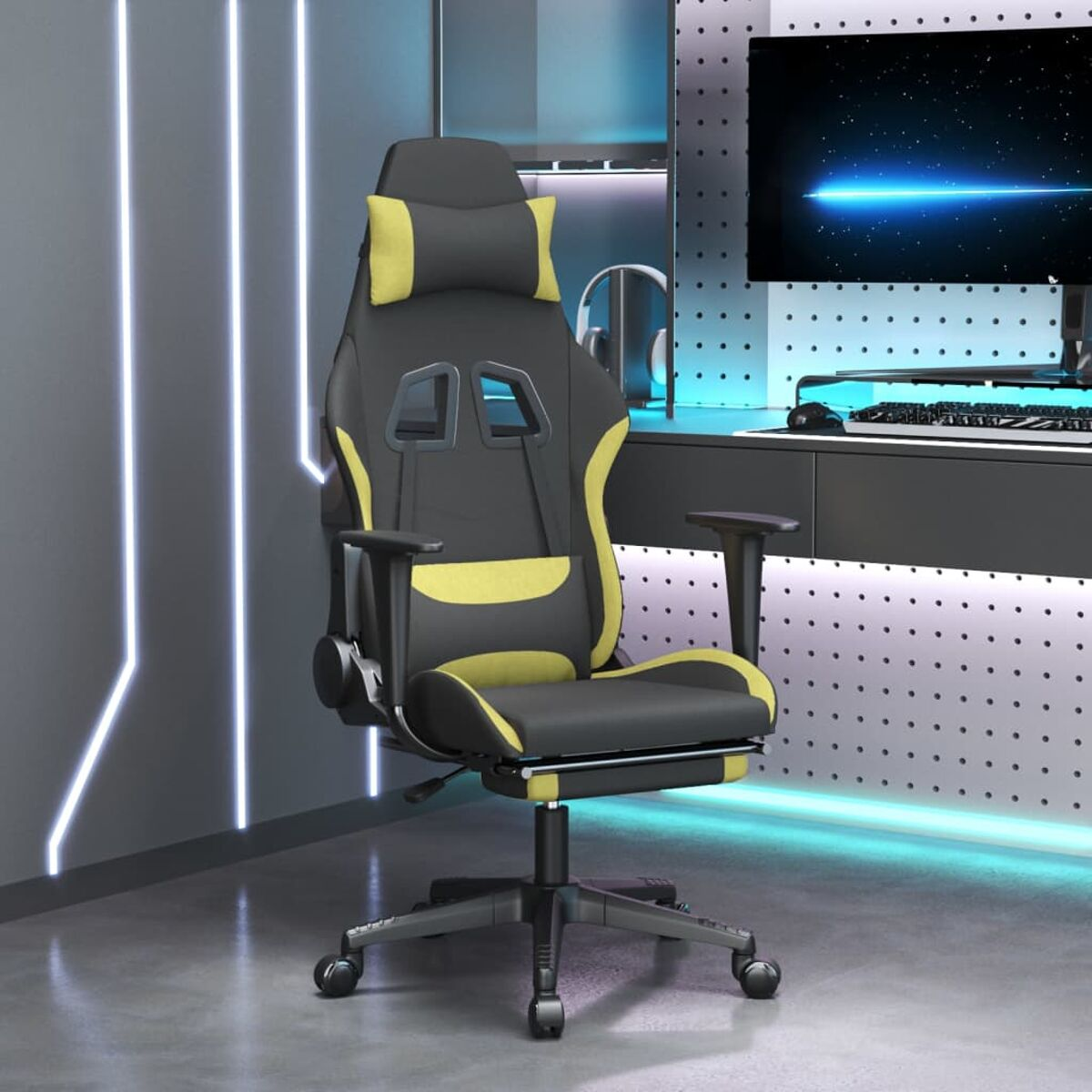 Gaming-Stuhl in Schwarz und Gelb. Mit Kopfstütze, Armlehnen und Fußstütze. Hintergrund: Computer-Setup.