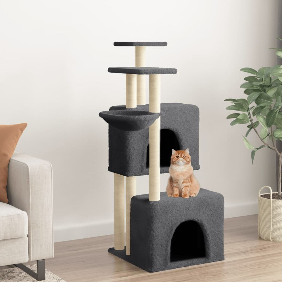 Grauer Katzenbaum mit Katze auf Plattform. Hintergrund Wand.
