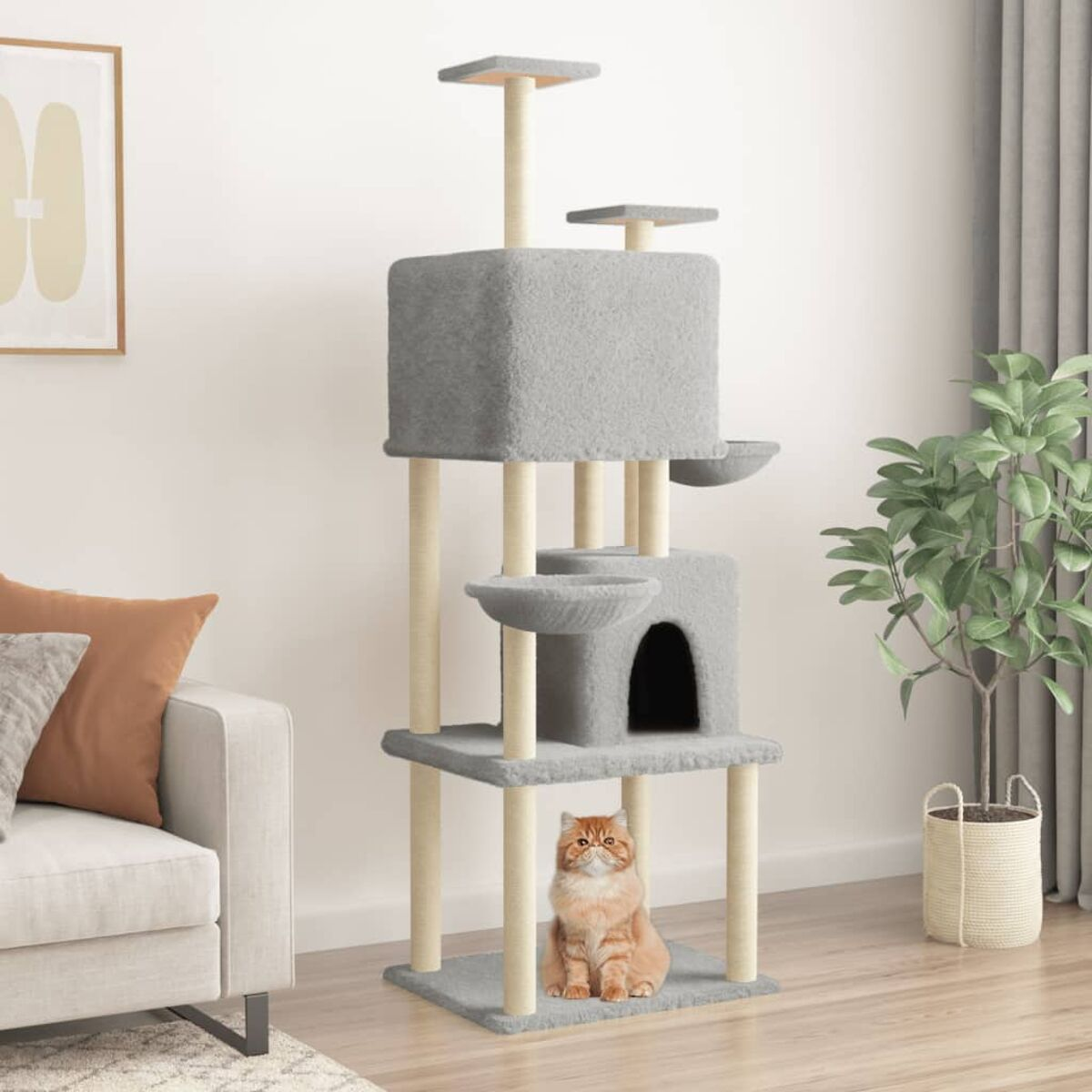 Kratzbaum. Hellgrau mit mehreren Ebenen. Katze sitzt unten. Weiße Wand, Dekoration.