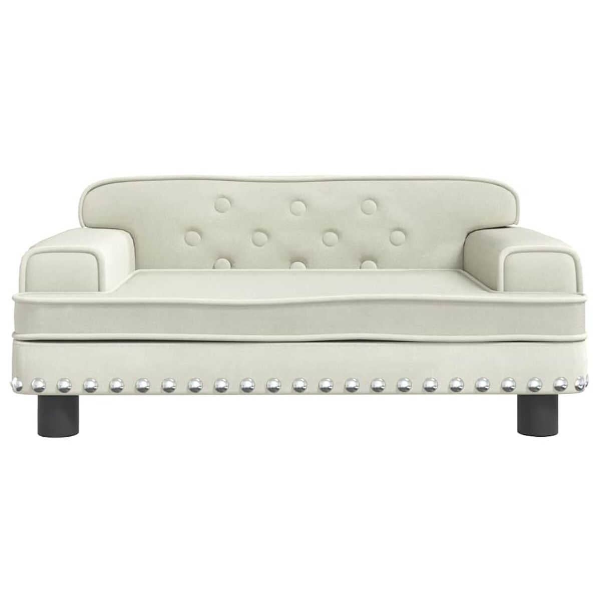 Cremefarbenes Sofa mit Knopfleiste, Armlehnen und silbernen Nieten am Sockel.