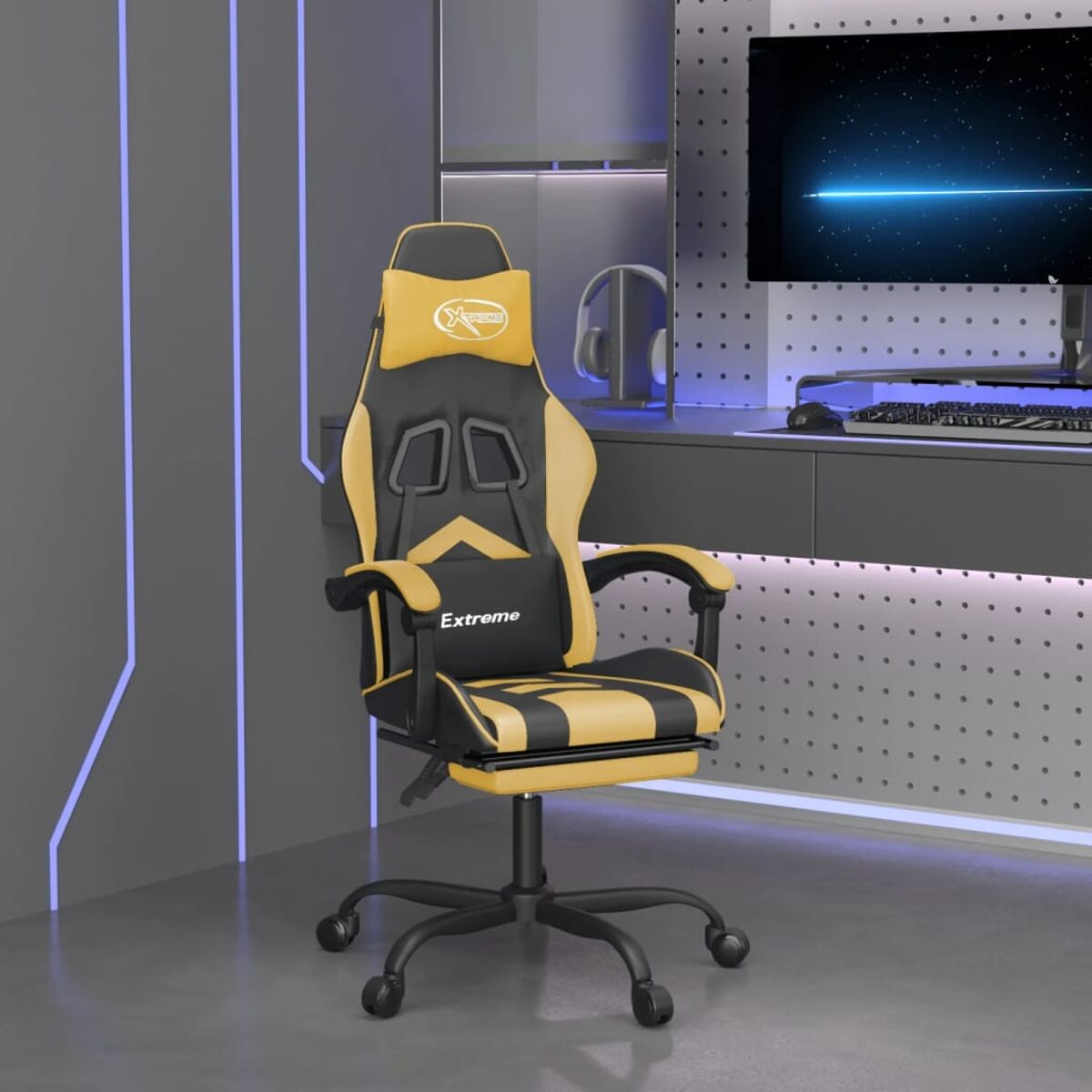 Gaming-Stuhl, schwarz und gelb, mit Kopfstütze. Er steht in einem Spielzimmer, in der Nähe eines Bildschirms und Kopfhörern.